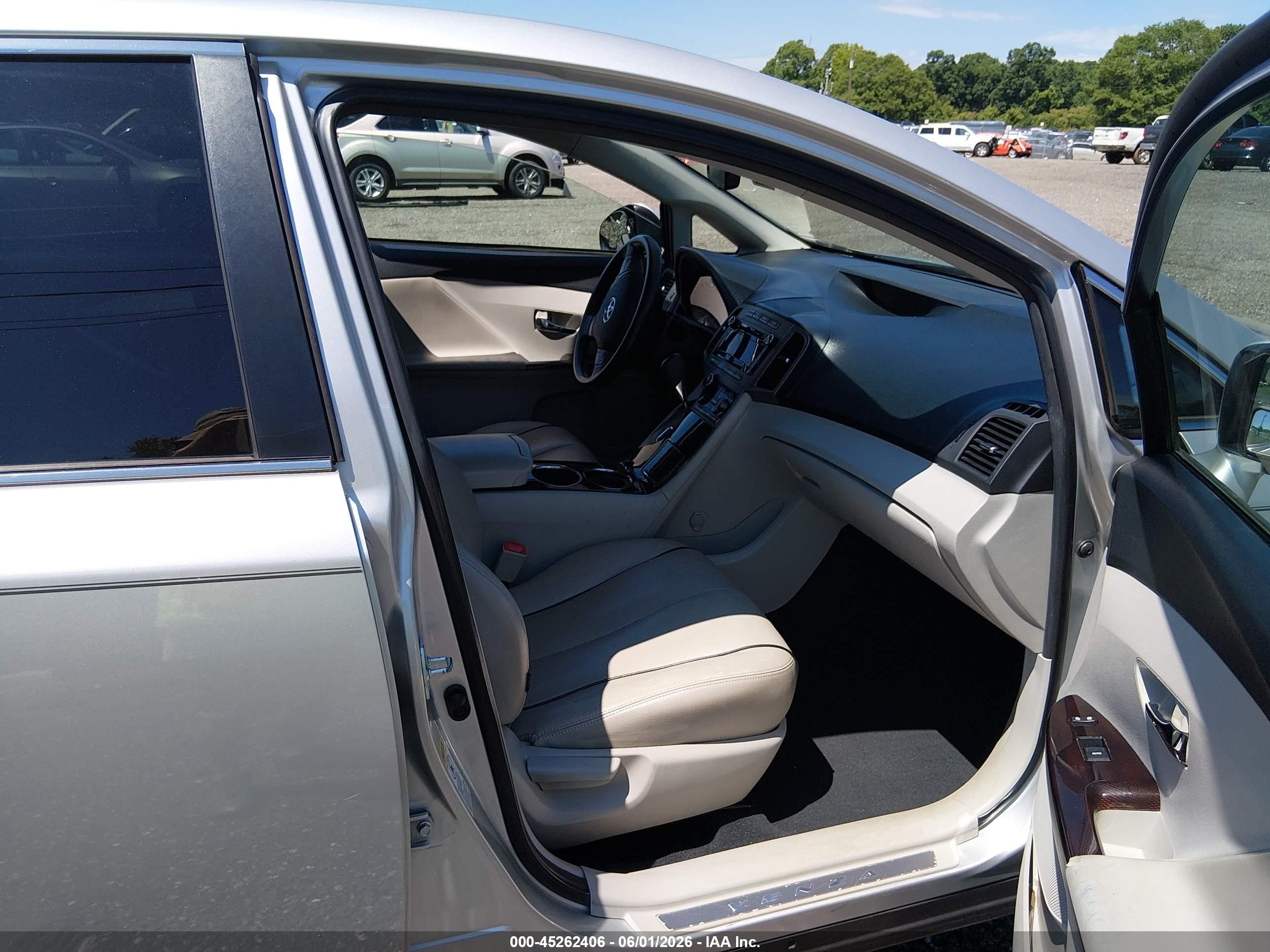 2010 Toyota Venza   Silver vin: 4T3ZA3BB6AU027575