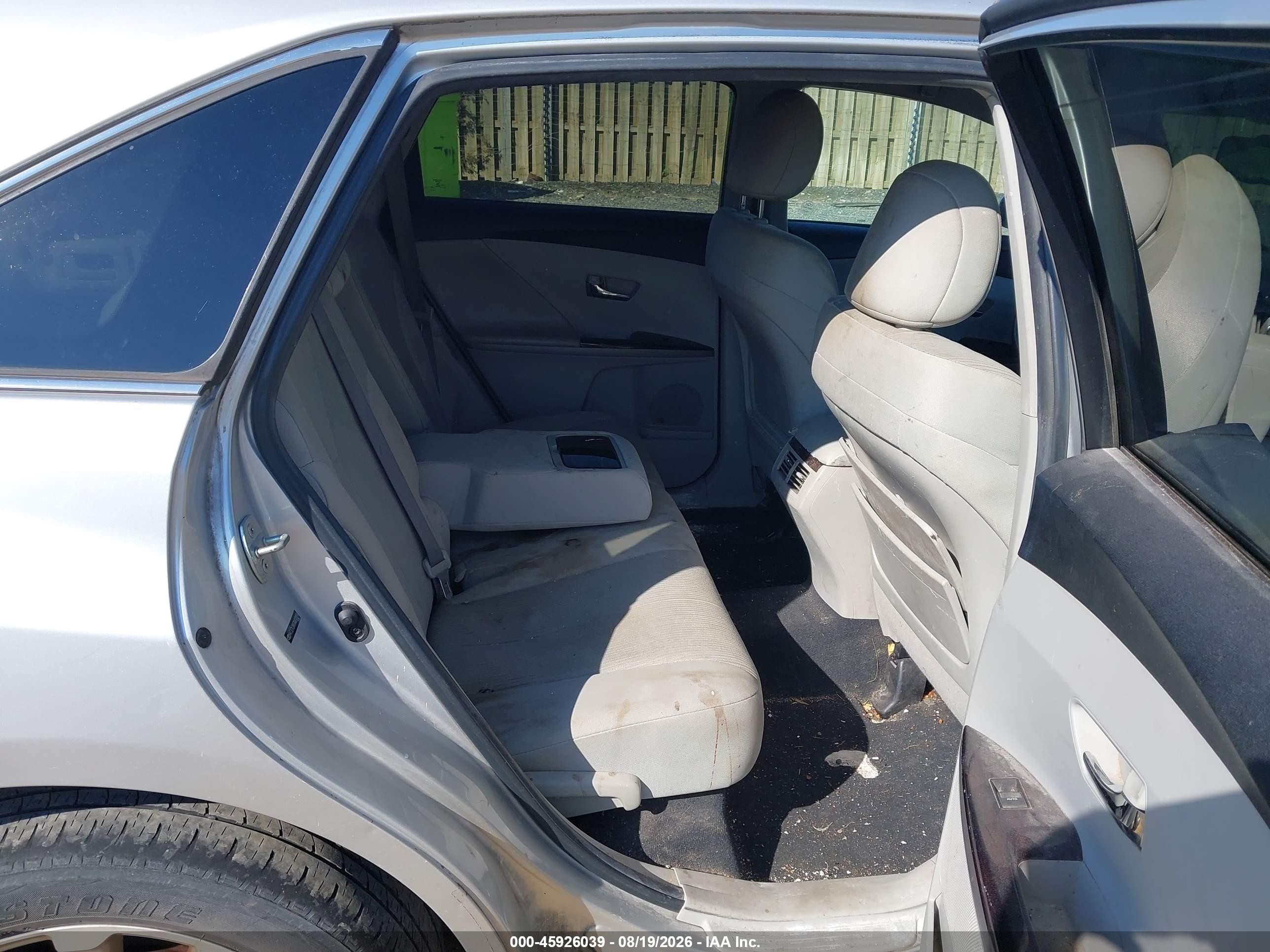 2010 Toyota Venza   Silver vin: 4T3ZA3BB7AU020974