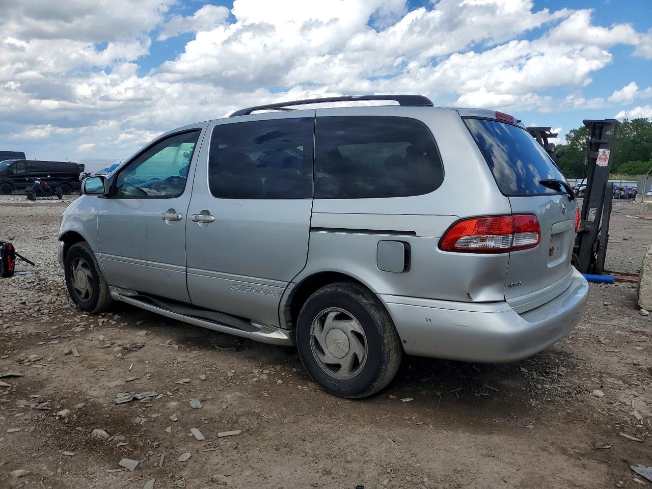 2002 Toyota Sienna Le Silver vin: 4T3ZF13C02U436363