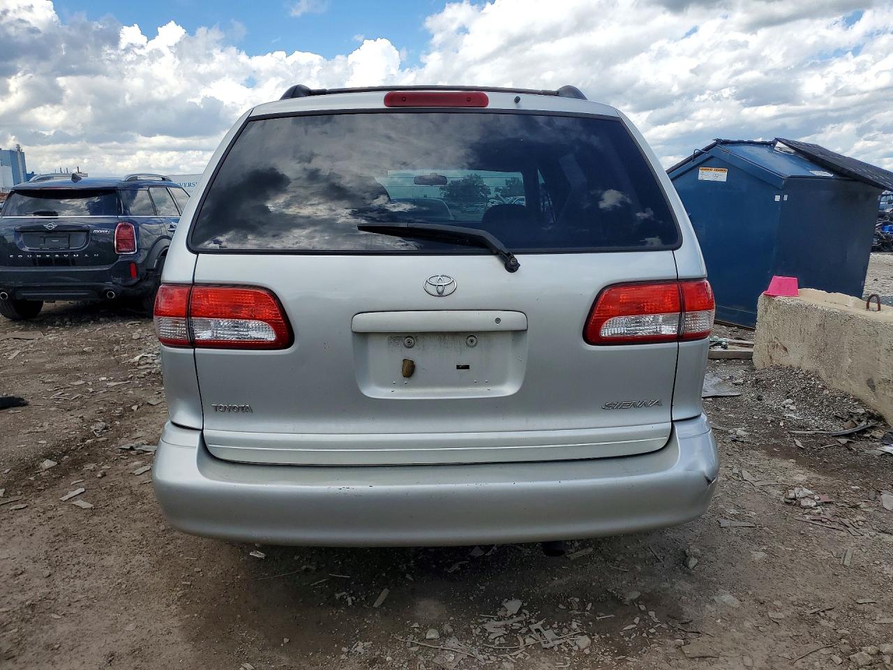2002 Toyota Sienna Le Silver vin: 4T3ZF13C02U436363
