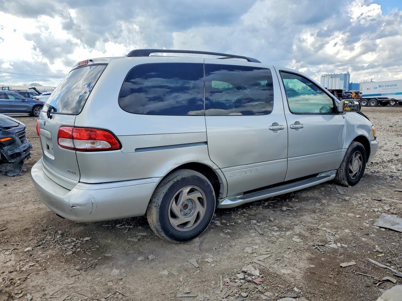 2002 Toyota Sienna Le Silver vin: 4T3ZF13C02U436363