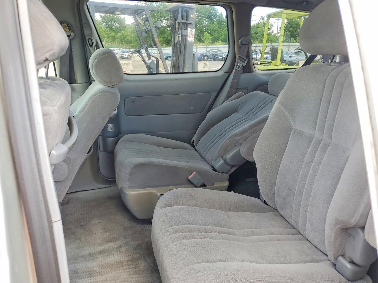 2002 Toyota Sienna Le Silver vin: 4T3ZF13C02U436363