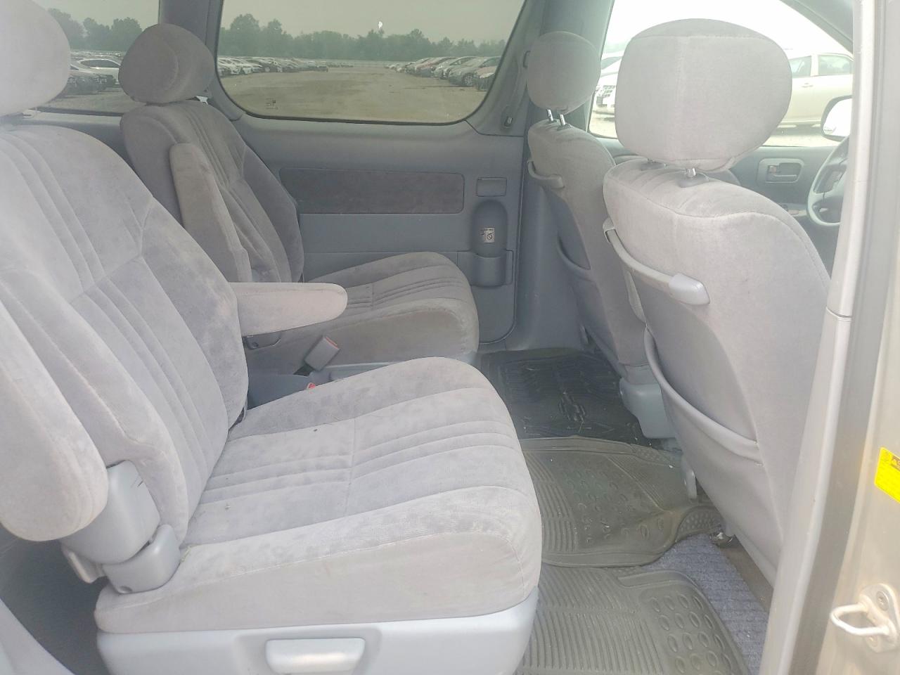 2002 Toyota Sienna Le Silver vin: 4T3ZF13C02U464843