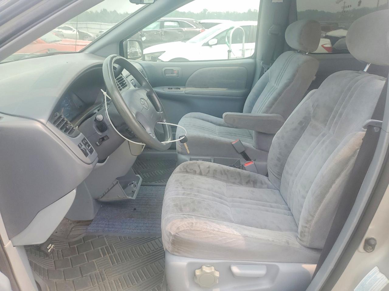 2002 Toyota Sienna Le Silver vin: 4T3ZF13C02U464843
