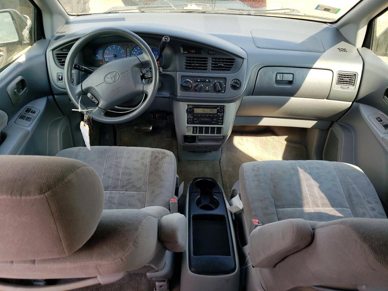 2002 Toyota Sienna Le Silver vin: 4T3ZF13C02U501700