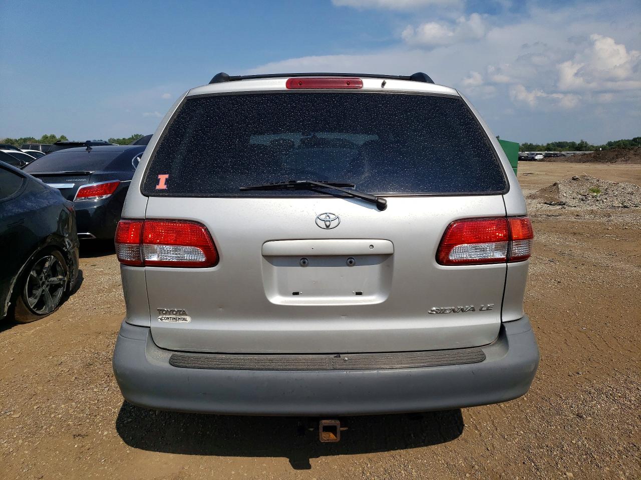 2002 Toyota Sienna Le Silver vin: 4T3ZF13C02U501700