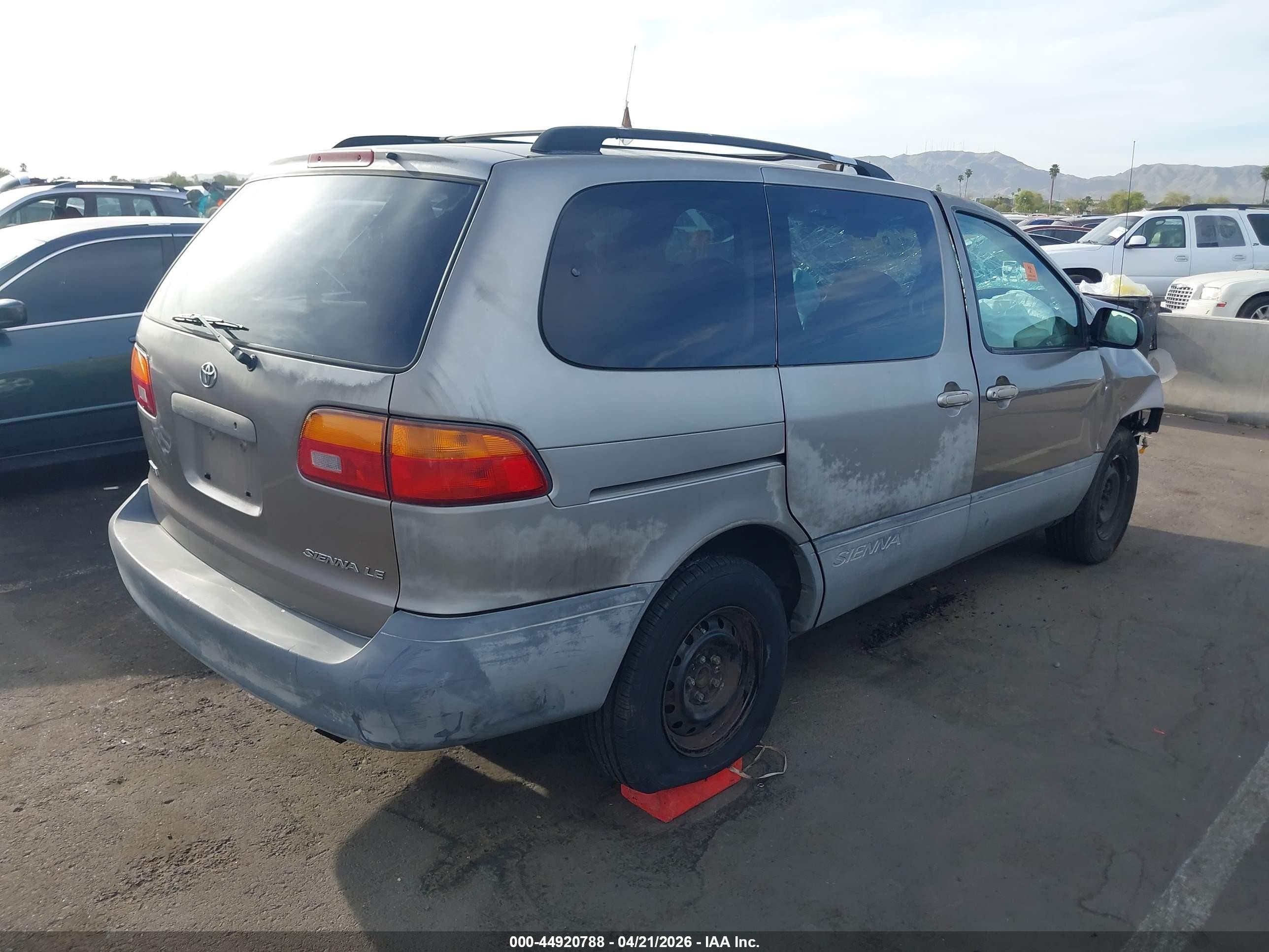 1998 Toyota Sienna Le Champagne vin: 4T3ZF13C0WU025115