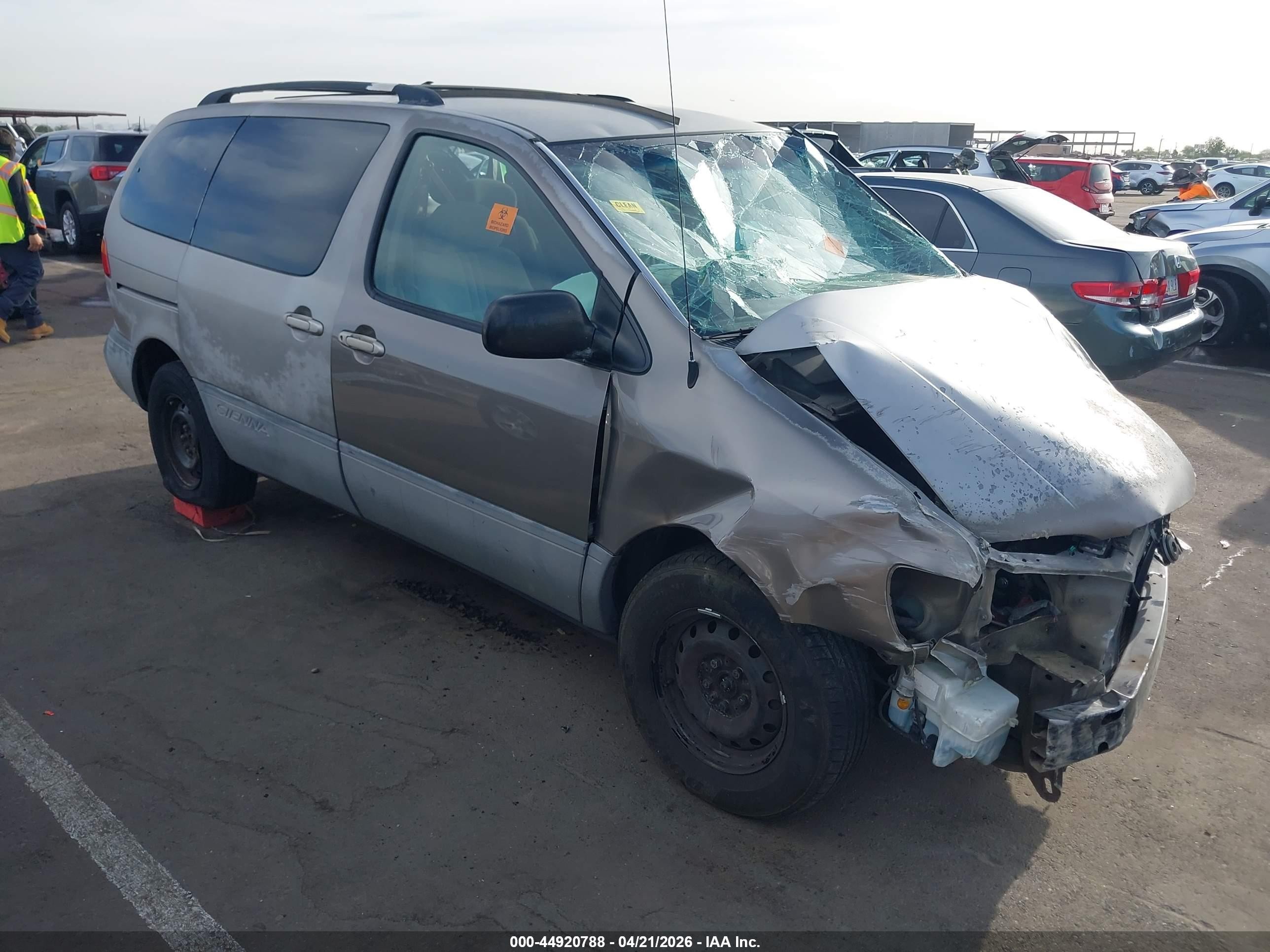 1998 Toyota Sienna Le Champagne vin: 4T3ZF13C0WU025115