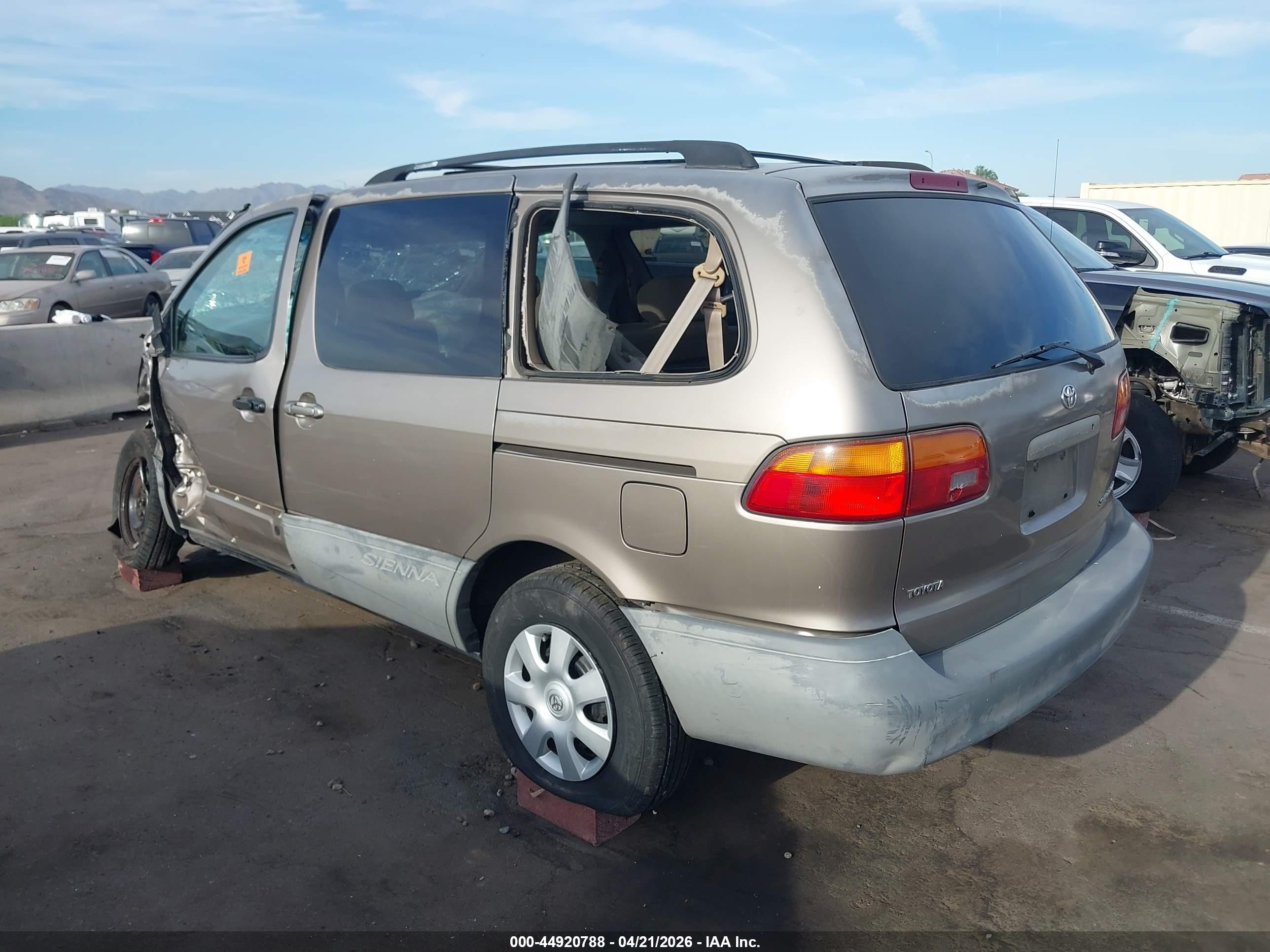 1998 Toyota Sienna Le Champagne vin: 4T3ZF13C0WU025115