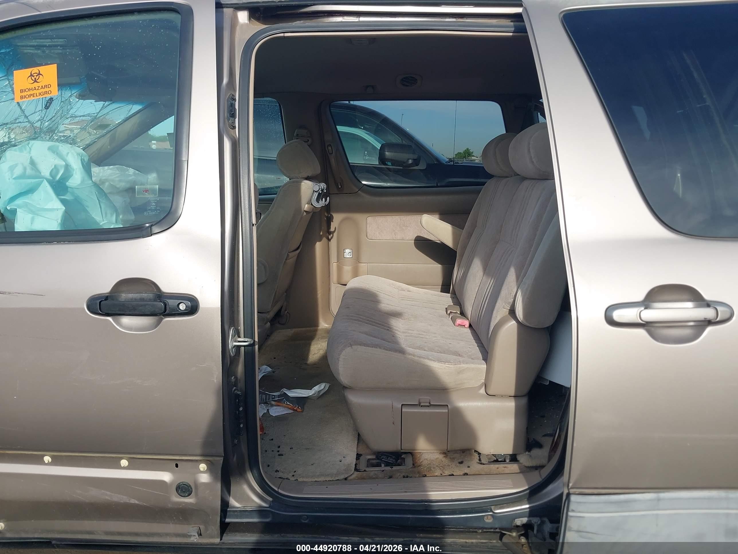 1998 Toyota Sienna Le Champagne vin: 4T3ZF13C0WU025115