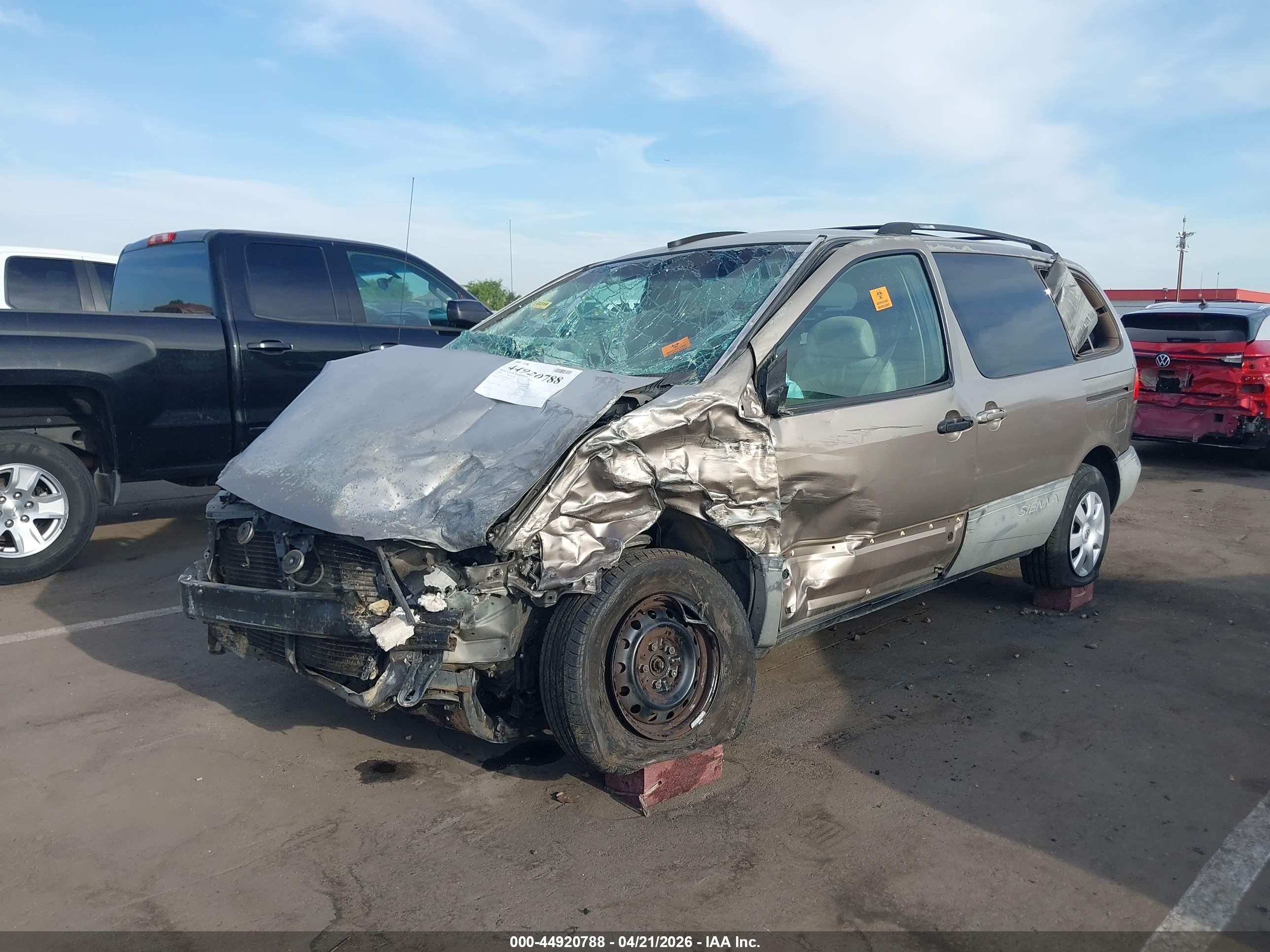 1998 Toyota Sienna Le Champagne vin: 4T3ZF13C0WU025115