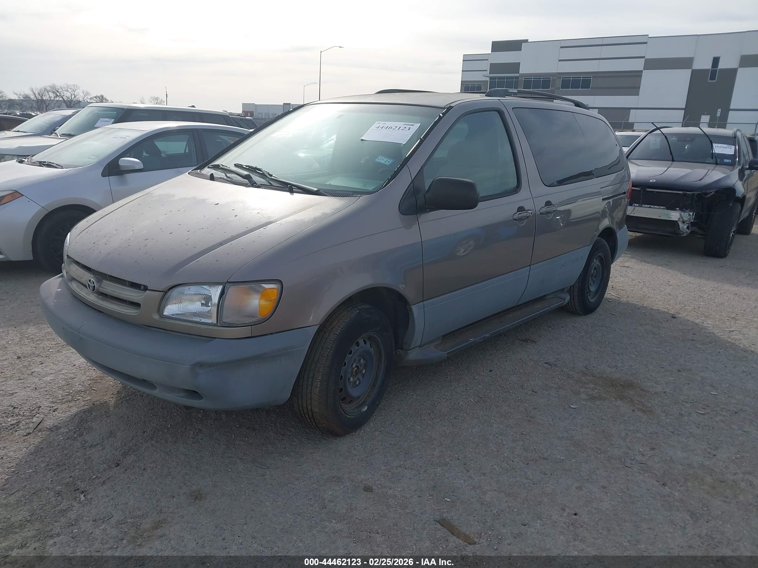 1998 Toyota Sienna Le Brown vin: 4T3ZF13C0WU076176