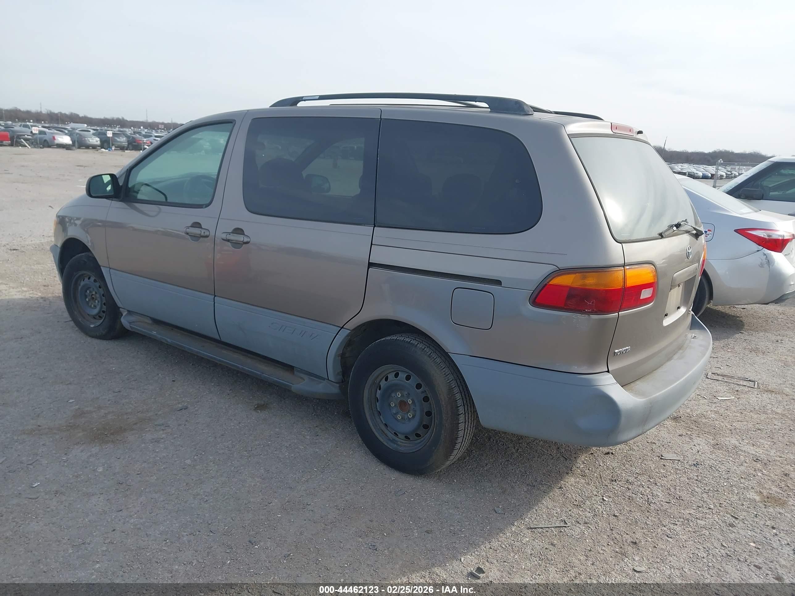 1998 Toyota Sienna Le Brown vin: 4T3ZF13C0WU076176