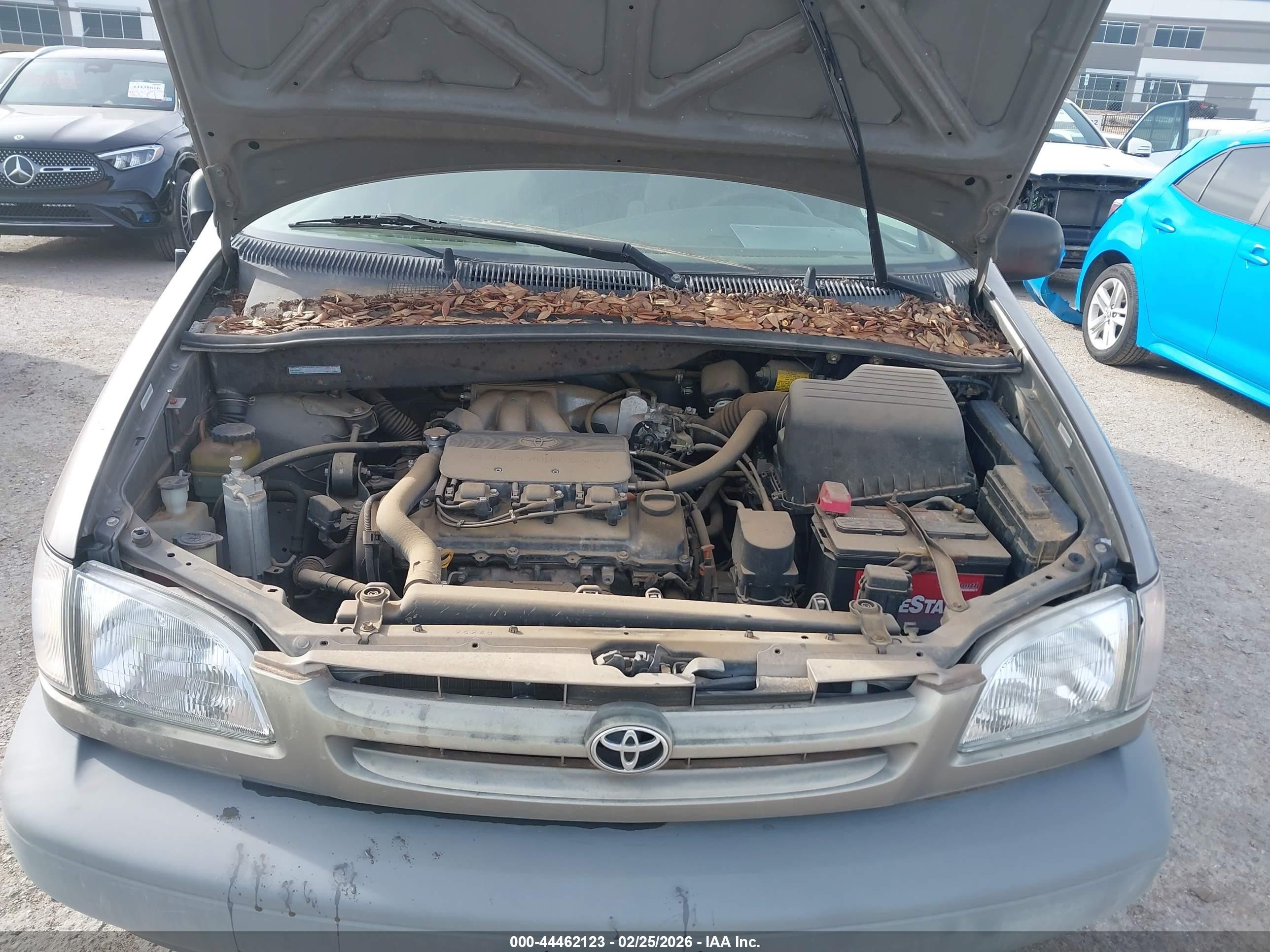 1998 Toyota Sienna Le Brown vin: 4T3ZF13C0WU076176