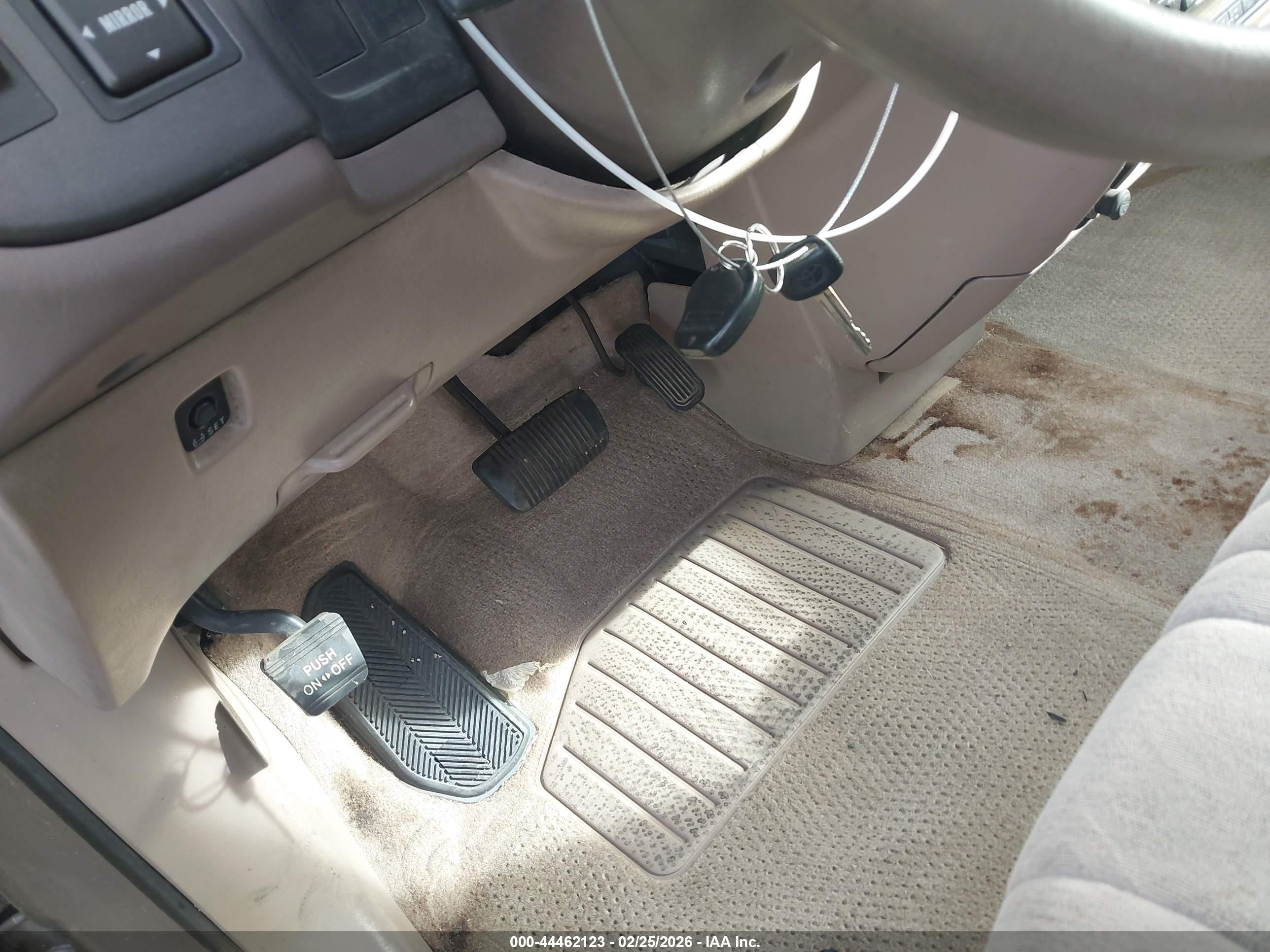 1998 Toyota Sienna Le Brown vin: 4T3ZF13C0WU076176