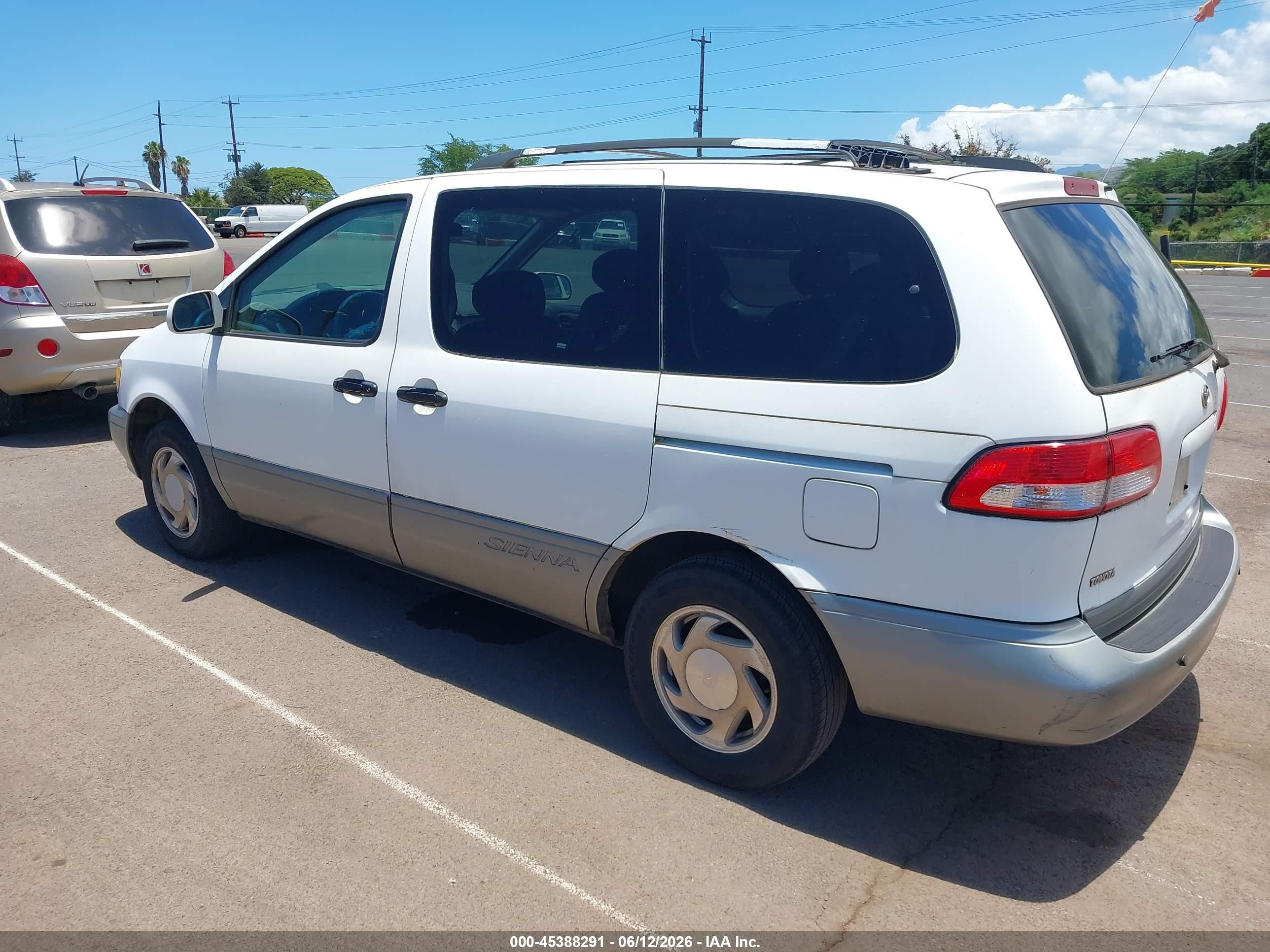 2002 Toyota Sienna Le White vin: 4T3ZF13C12U452393