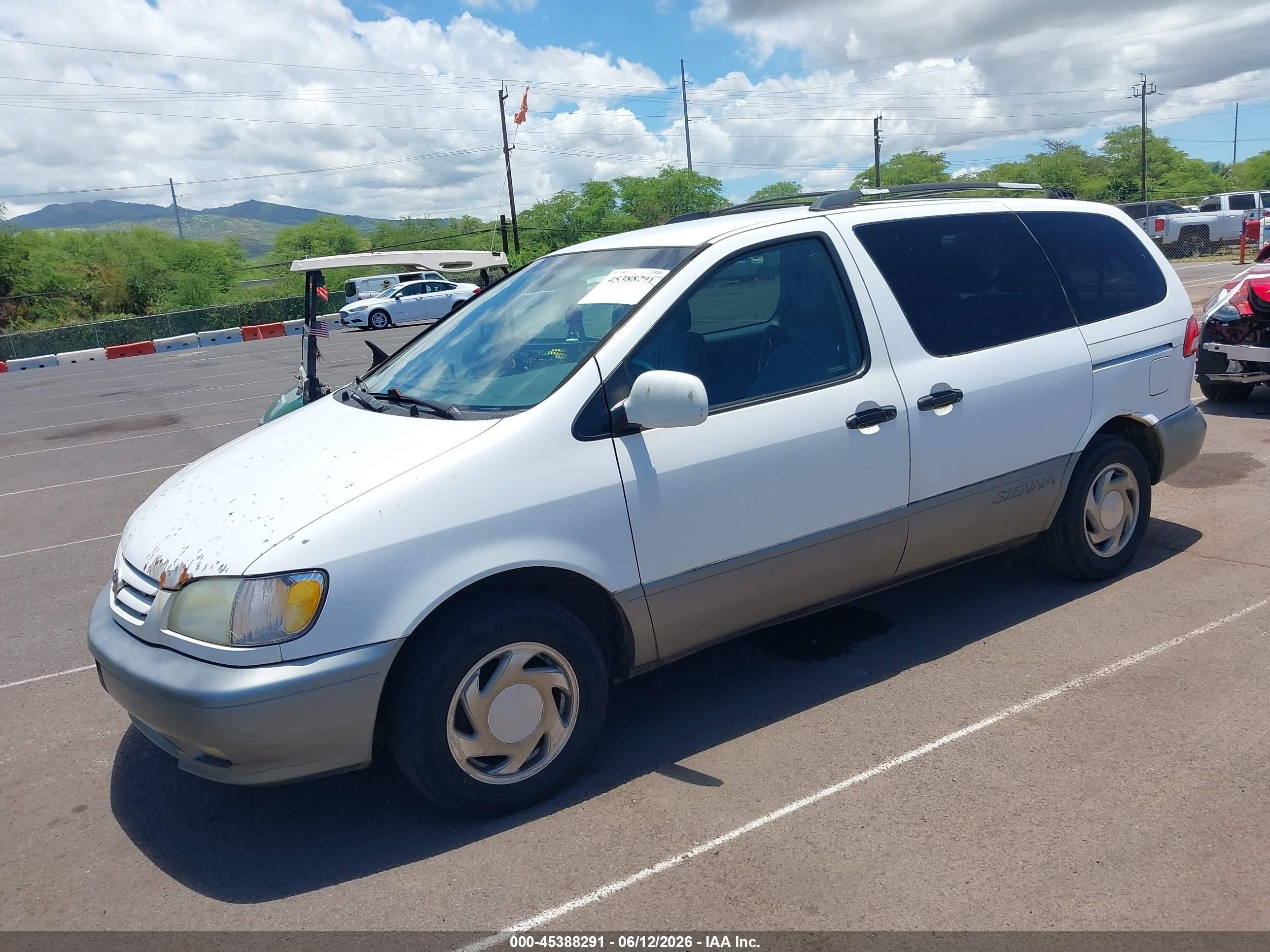 2002 Toyota Sienna Le White vin: 4T3ZF13C12U452393