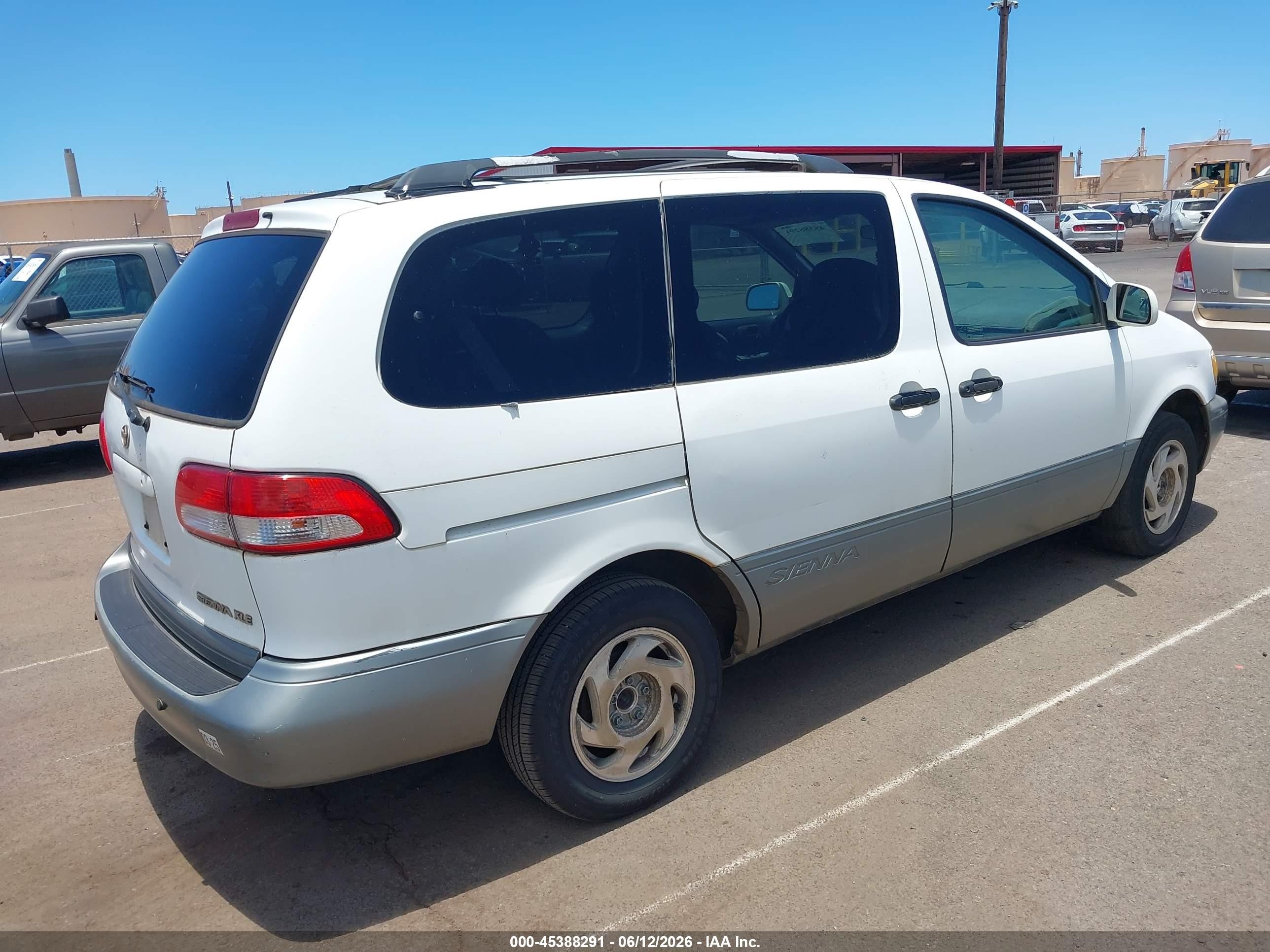 2002 Toyota Sienna Le White vin: 4T3ZF13C12U452393