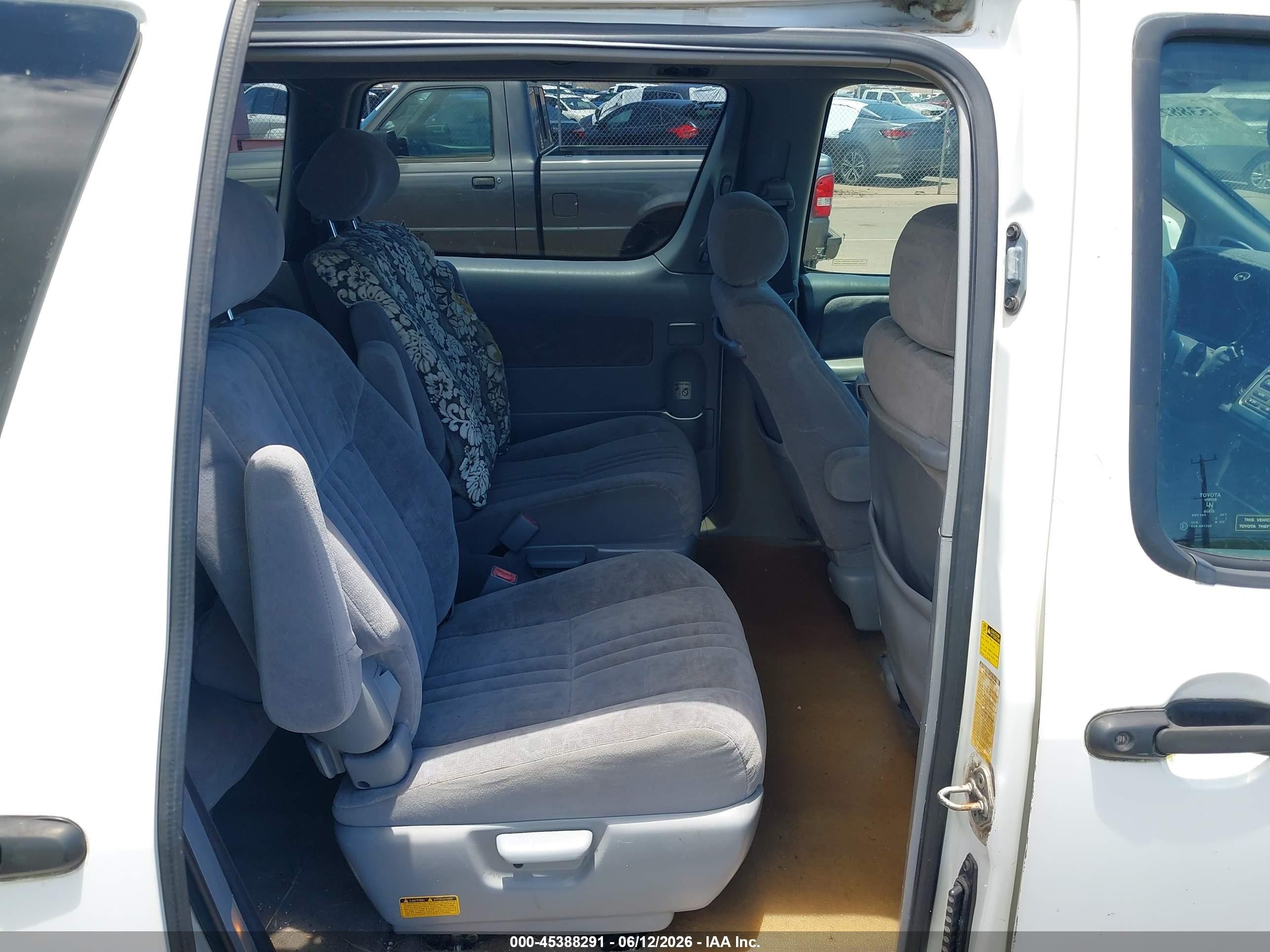 2002 Toyota Sienna Le White vin: 4T3ZF13C12U452393