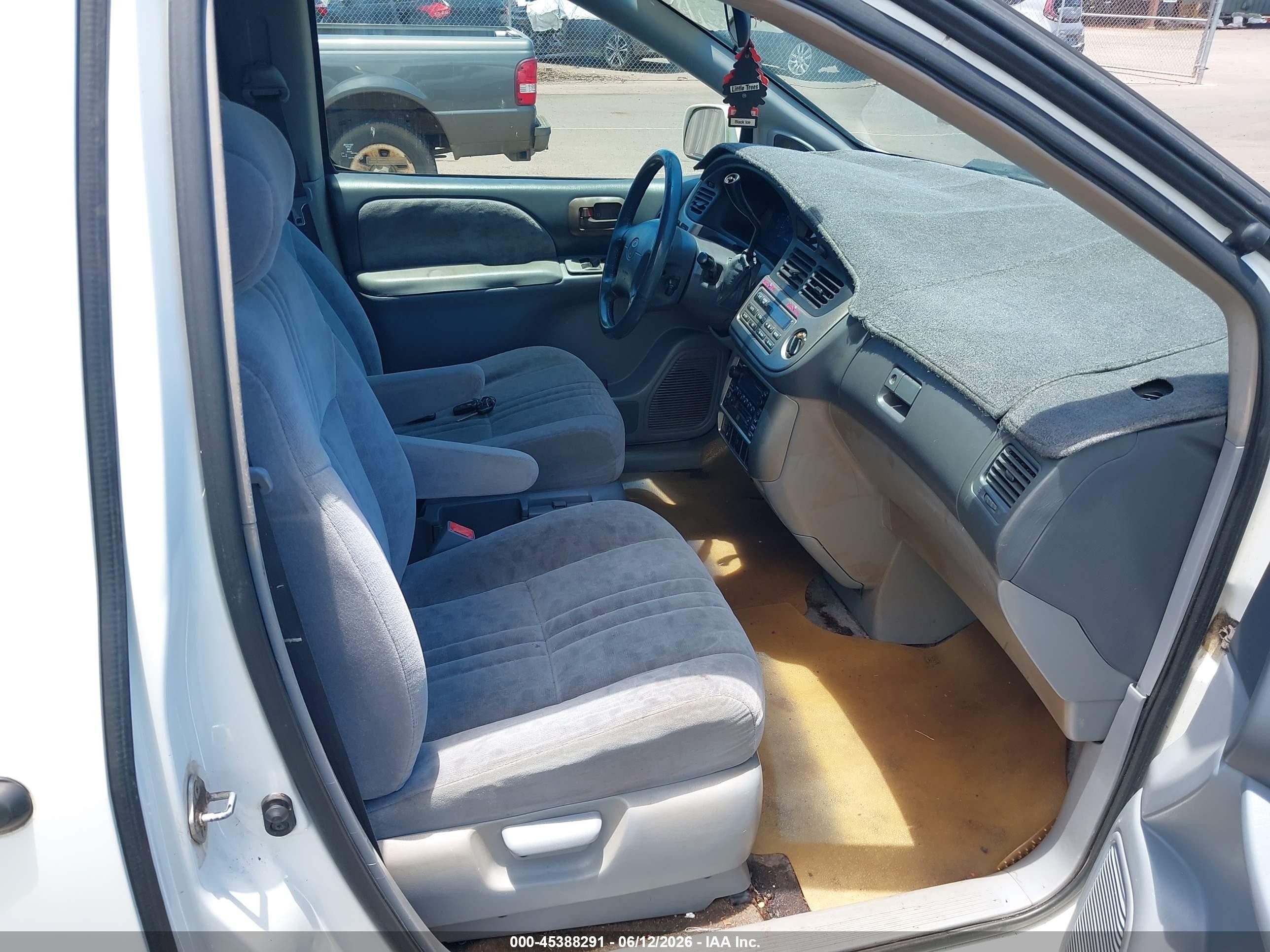 2002 Toyota Sienna Le White vin: 4T3ZF13C12U452393