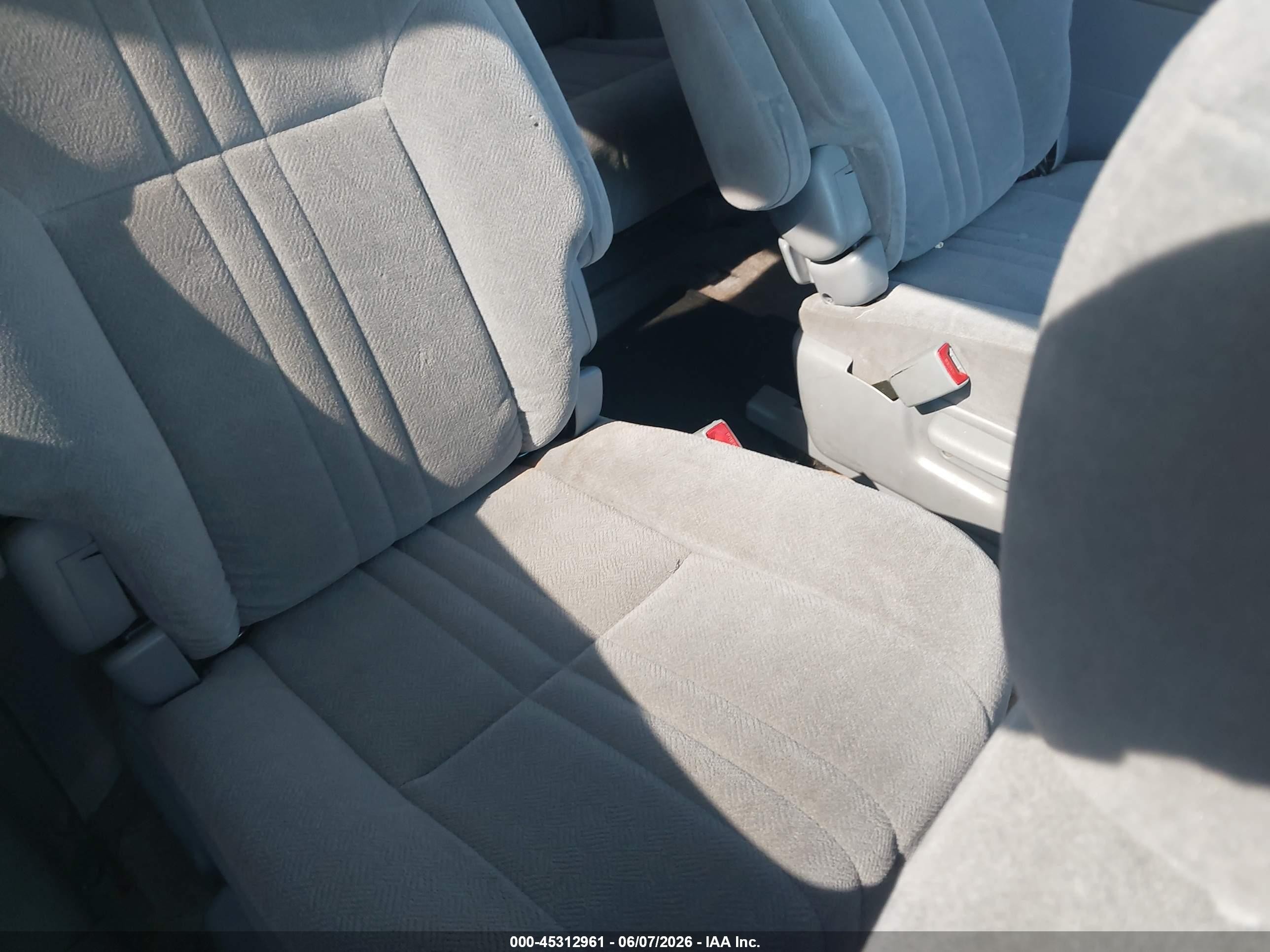 2003 Toyota Sienna Le Silver vin: 4T3ZF13C13U538952
