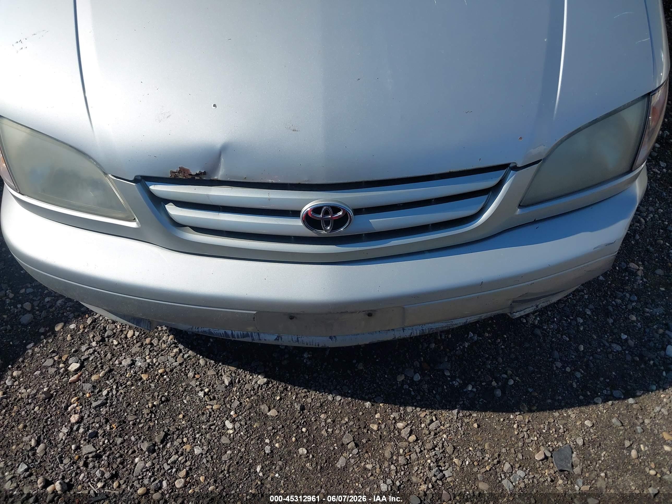 2003 Toyota Sienna Le Silver vin: 4T3ZF13C13U538952
