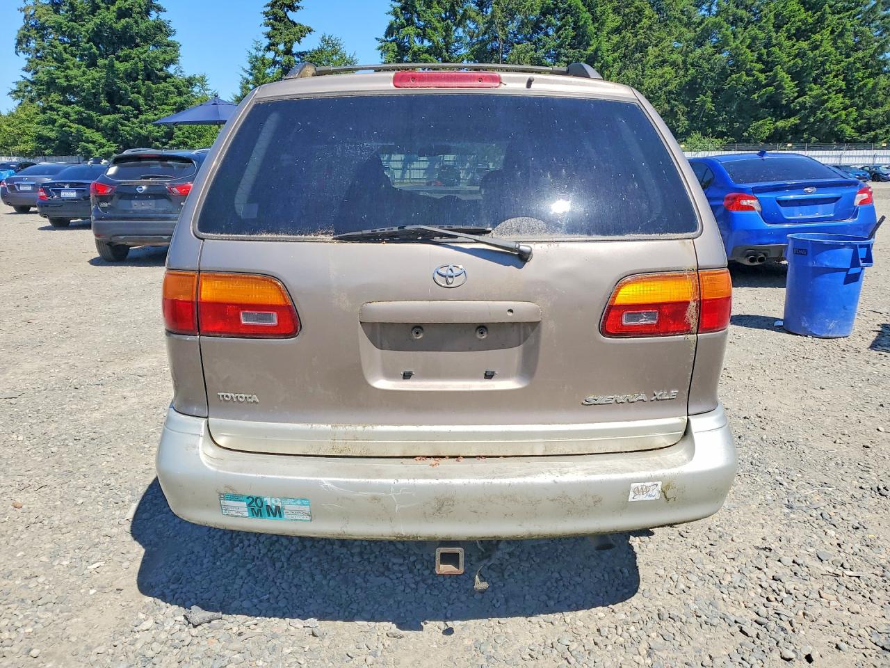 1998 Toyota Sienna Le Gray vin: 4T3ZF13C1WU056020