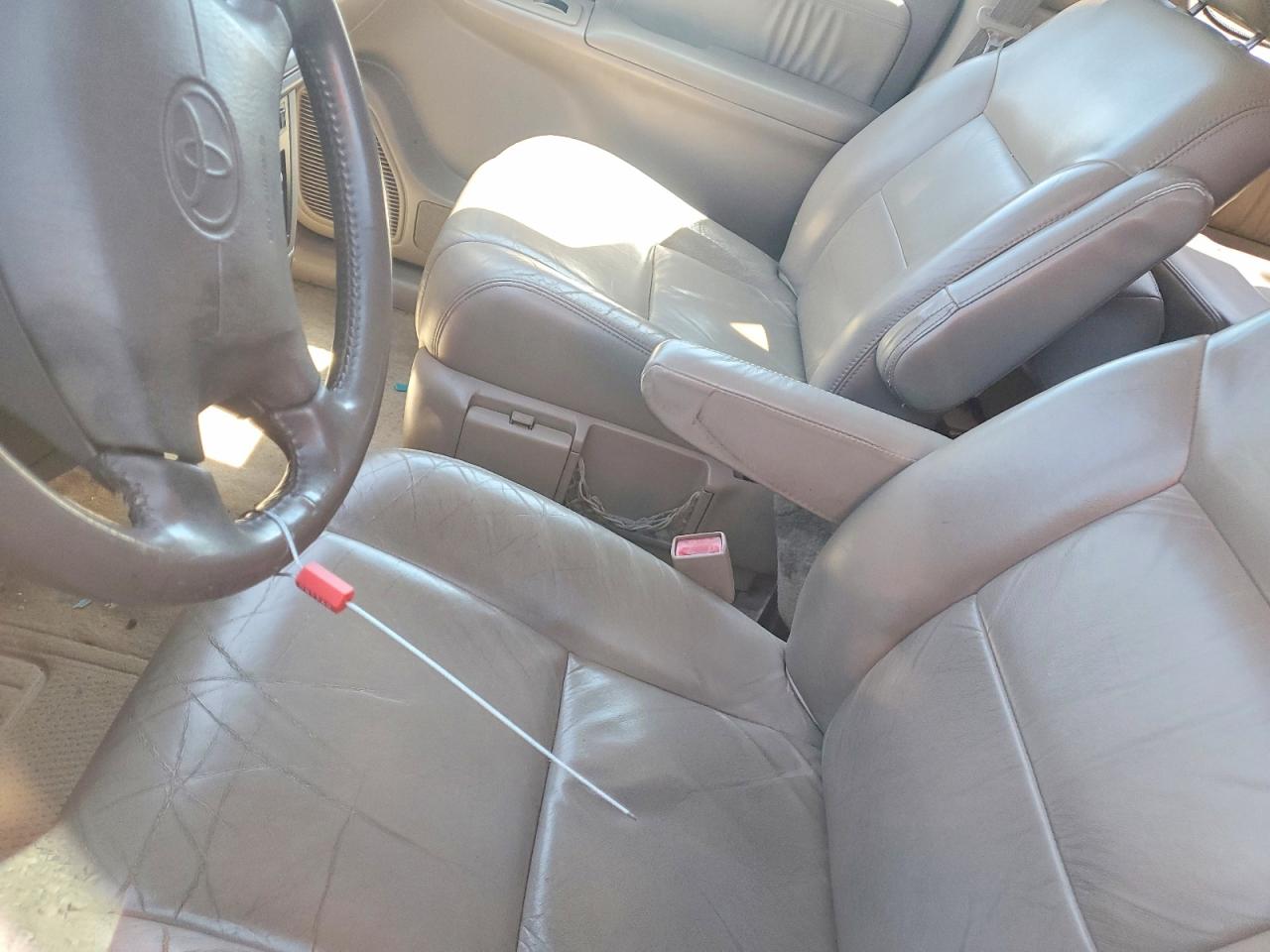 1998 Toyota Sienna Le Gray vin: 4T3ZF13C1WU056020