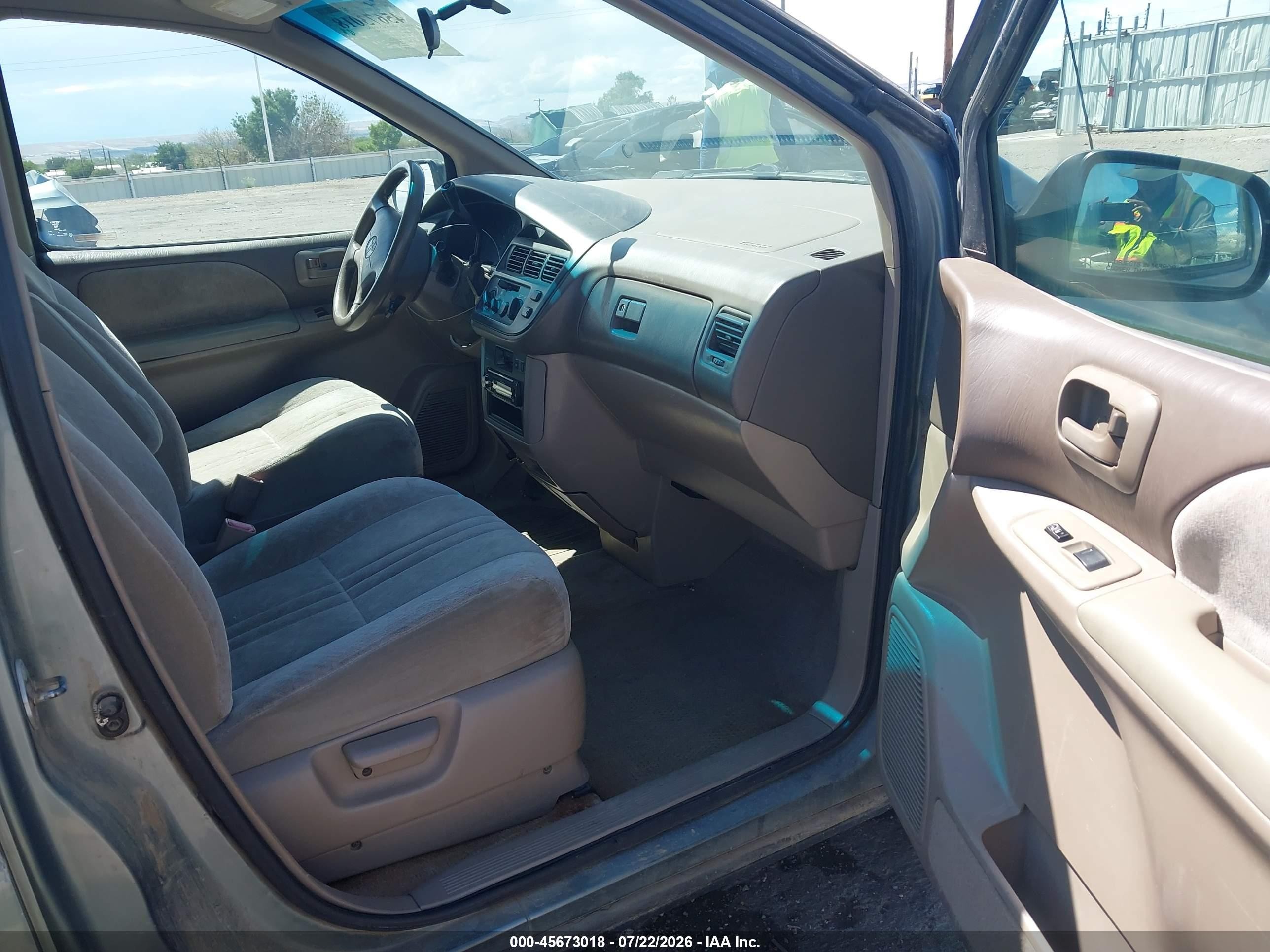 1998 Toyota Sienna Le Green vin: 4T3ZF13C1WU086182