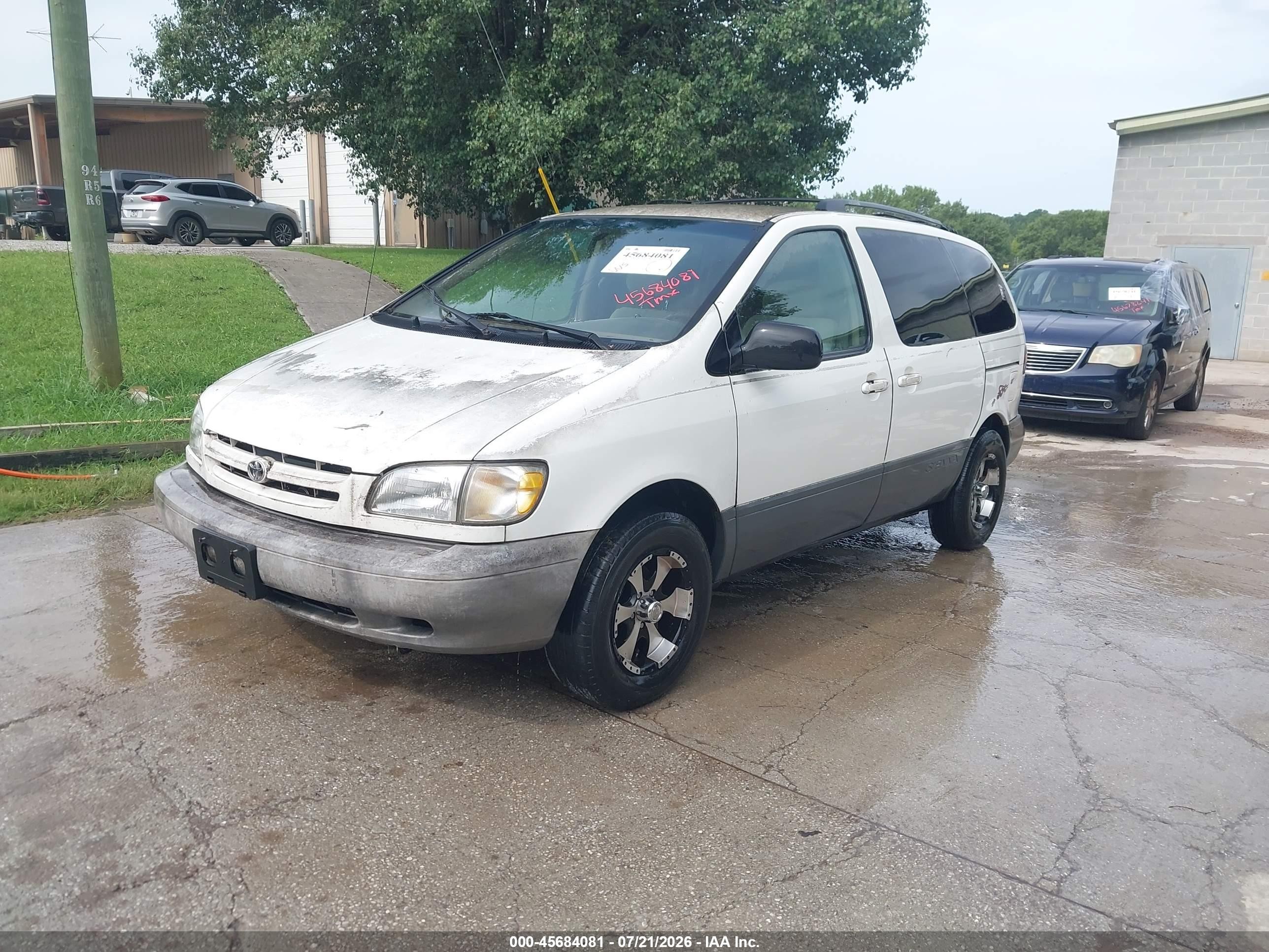 1999 Toyota Sienna Le White vin: 4T3ZF13C1XU095465