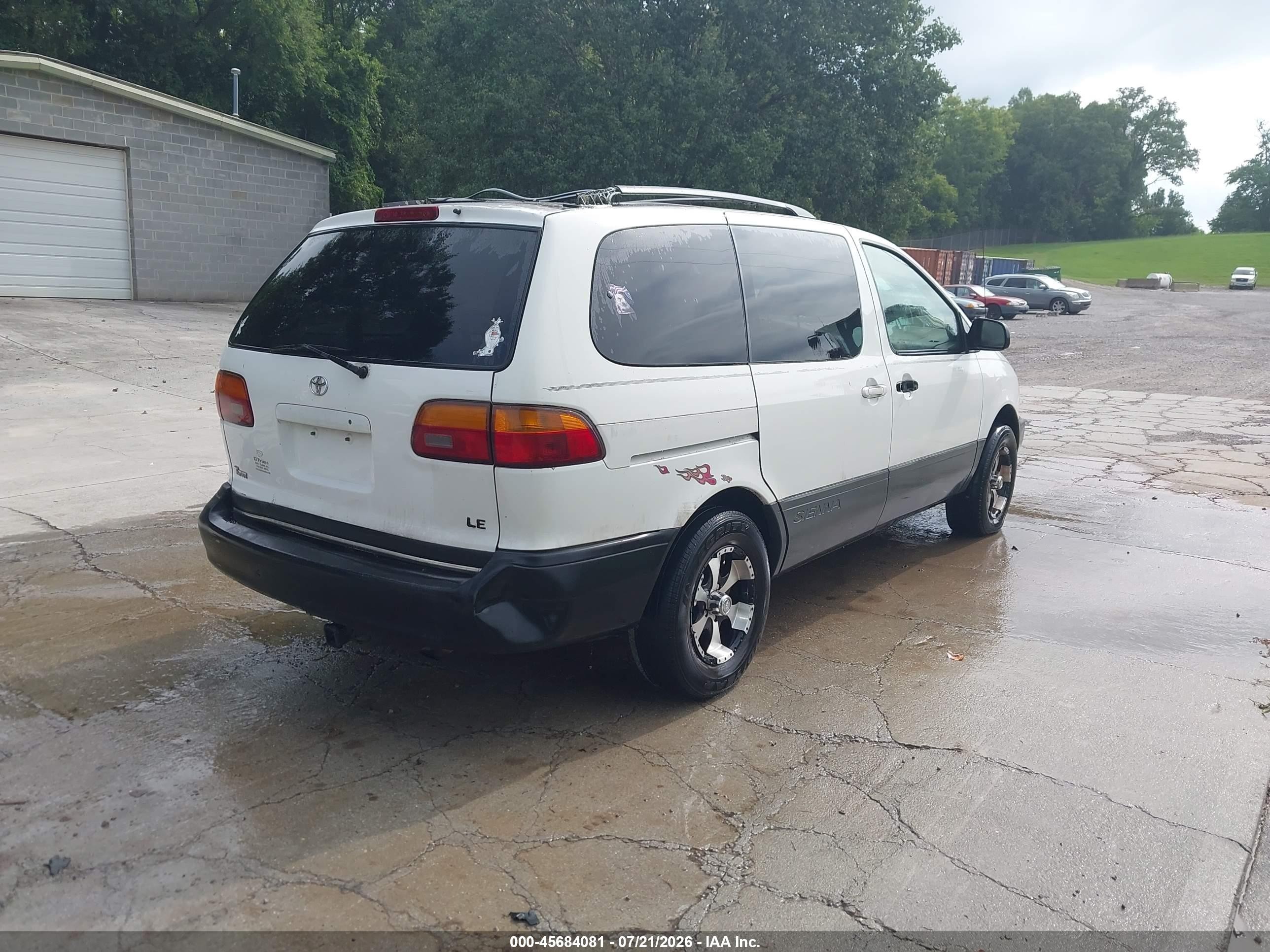 1999 Toyota Sienna Le White vin: 4T3ZF13C1XU095465