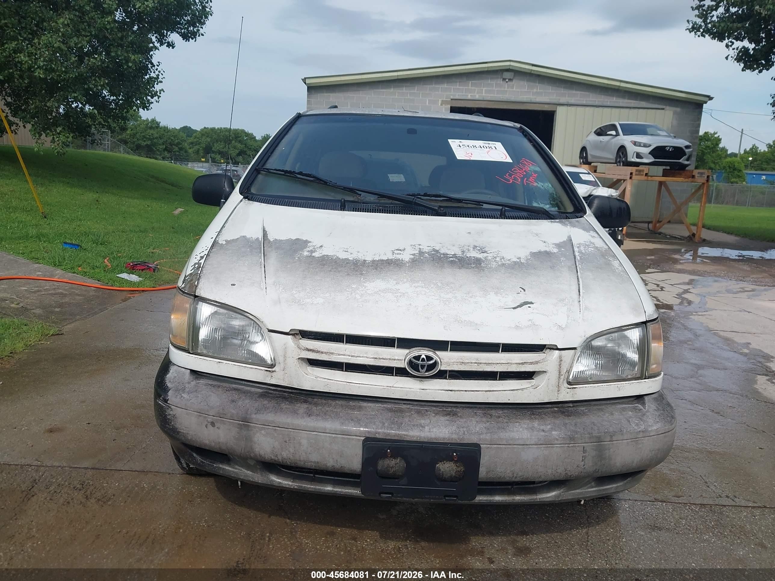 1999 Toyota Sienna Le White vin: 4T3ZF13C1XU095465