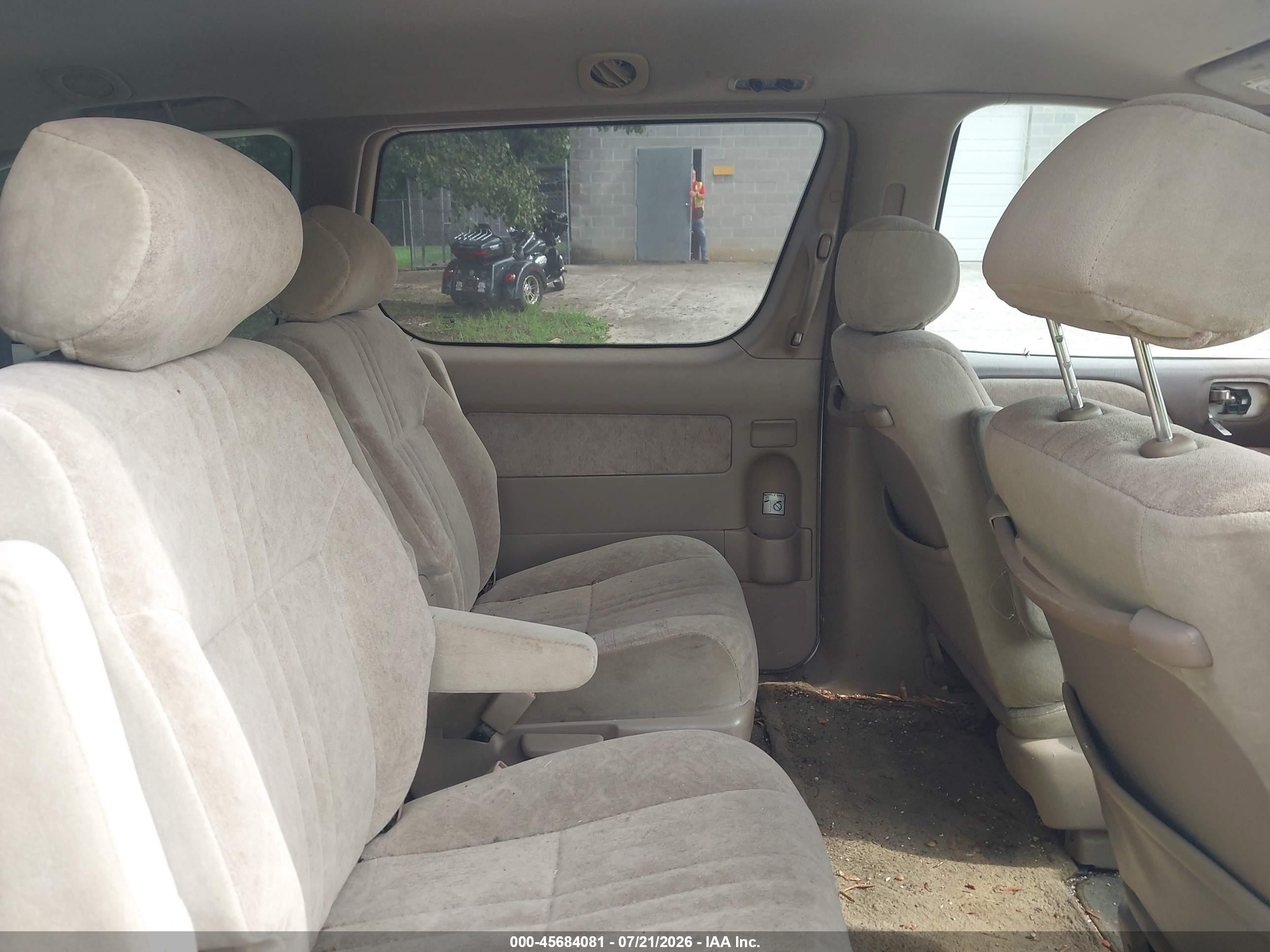 1999 Toyota Sienna Le White vin: 4T3ZF13C1XU095465