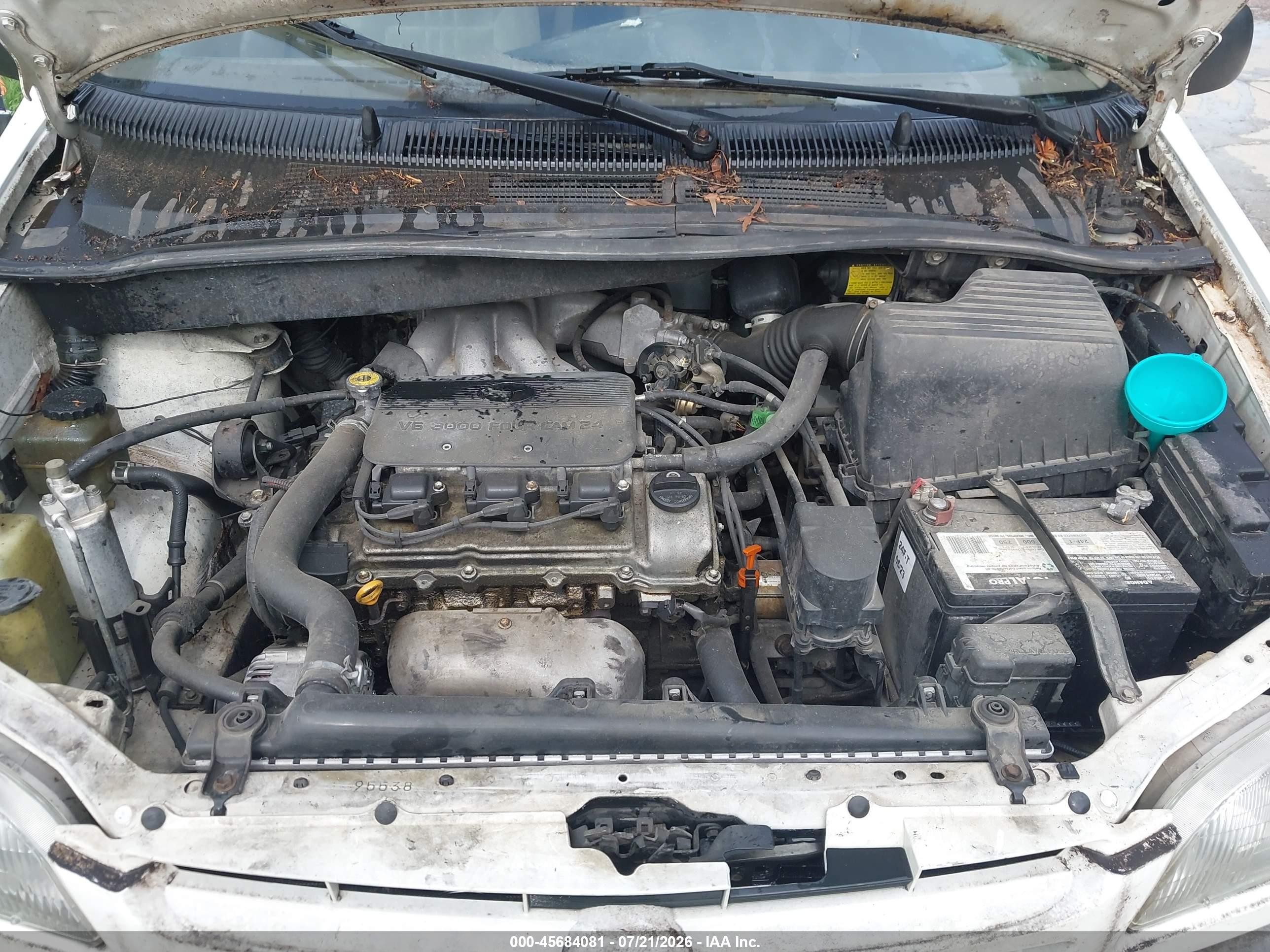 1999 Toyota Sienna Le White vin: 4T3ZF13C1XU095465