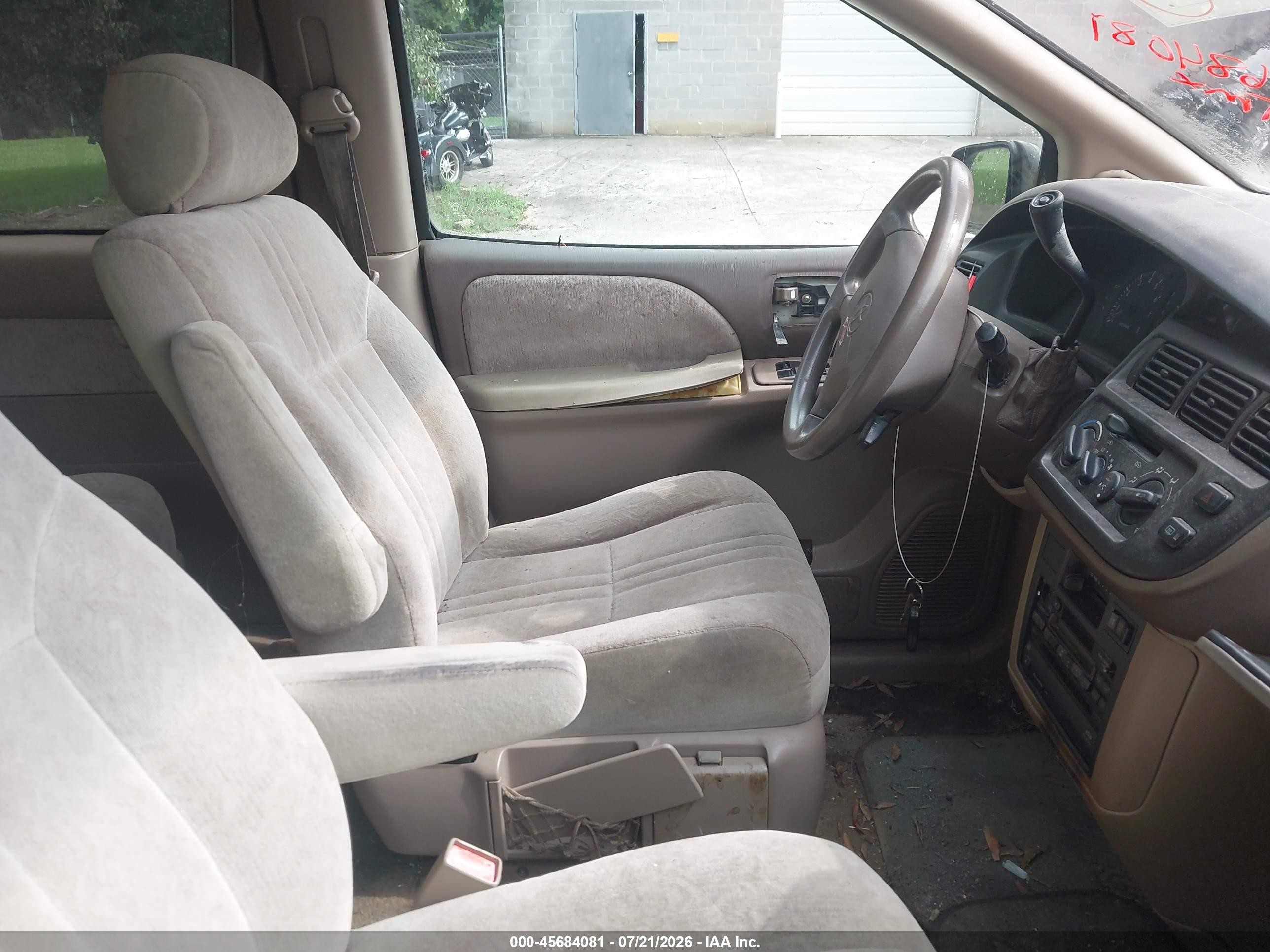 1999 Toyota Sienna Le White vin: 4T3ZF13C1XU095465