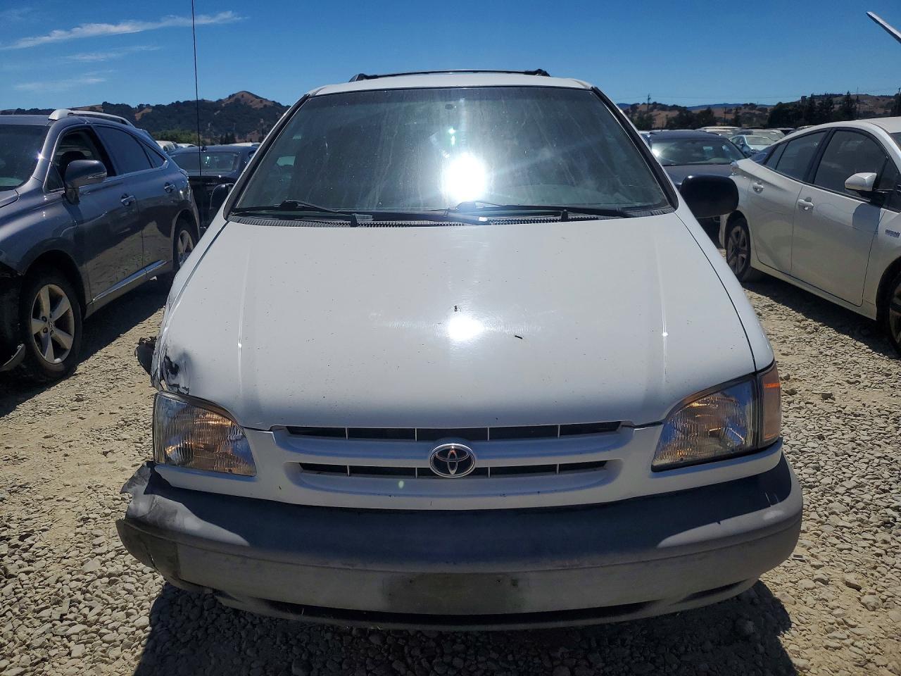 1999 Toyota Sienna Le White vin: 4T3ZF13C1XU125189