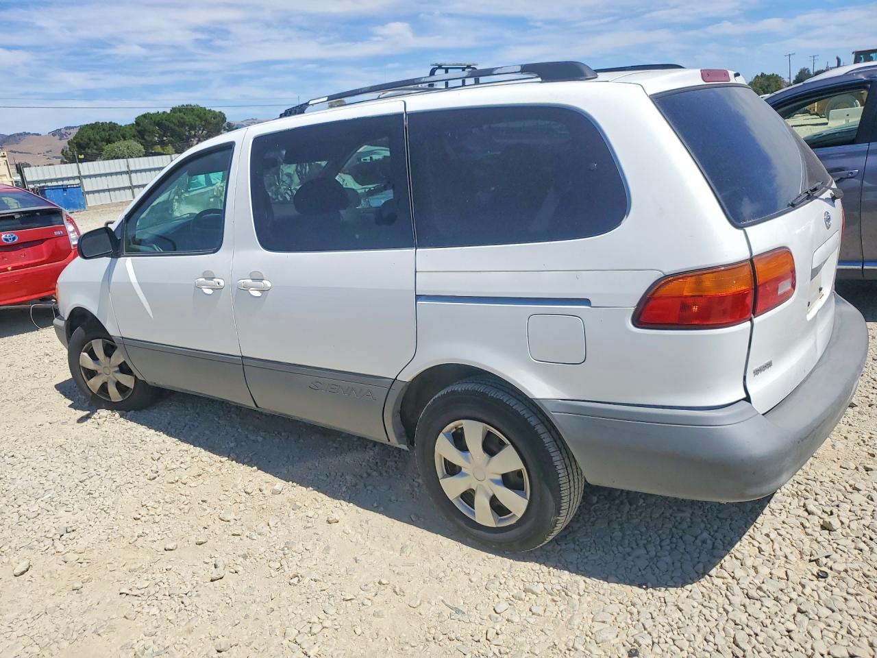 1999 Toyota Sienna Le White vin: 4T3ZF13C1XU125189