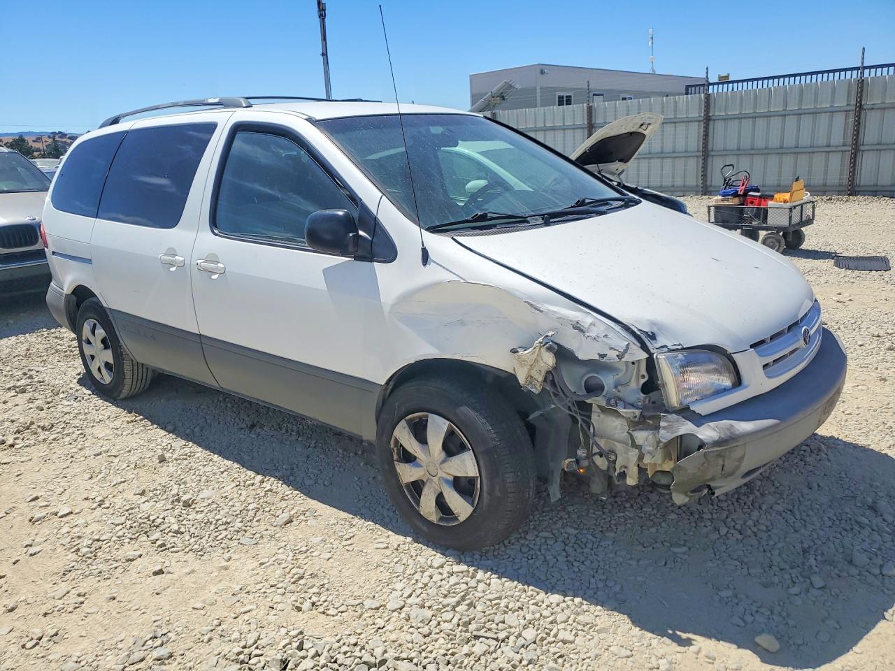1999 Toyota Sienna Le White vin: 4T3ZF13C1XU125189