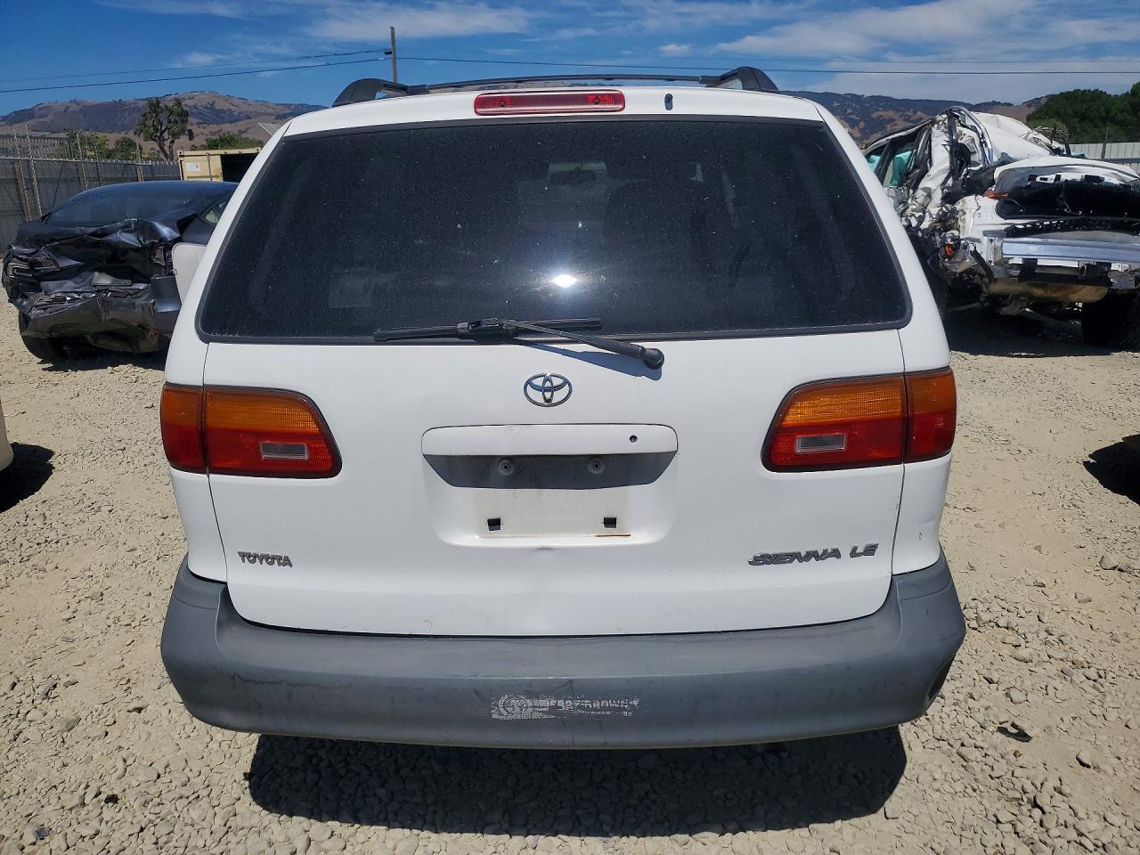 1999 Toyota Sienna Le White vin: 4T3ZF13C1XU125189