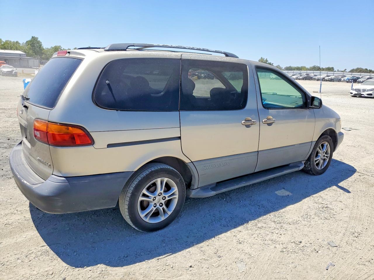 2000 Toyota Sienna Le Tan vin: 4T3ZF13C1YU230722