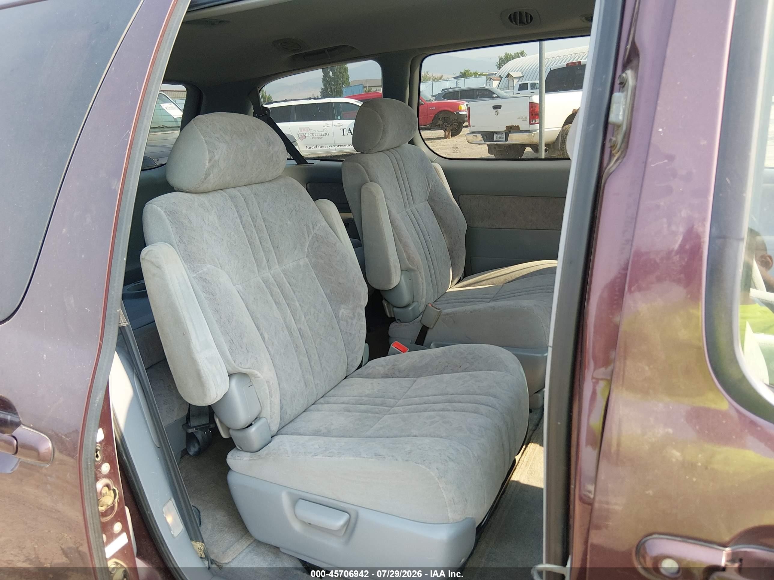 2000 Toyota Sienna Le Red vin: 4T3ZF13C1YU316743