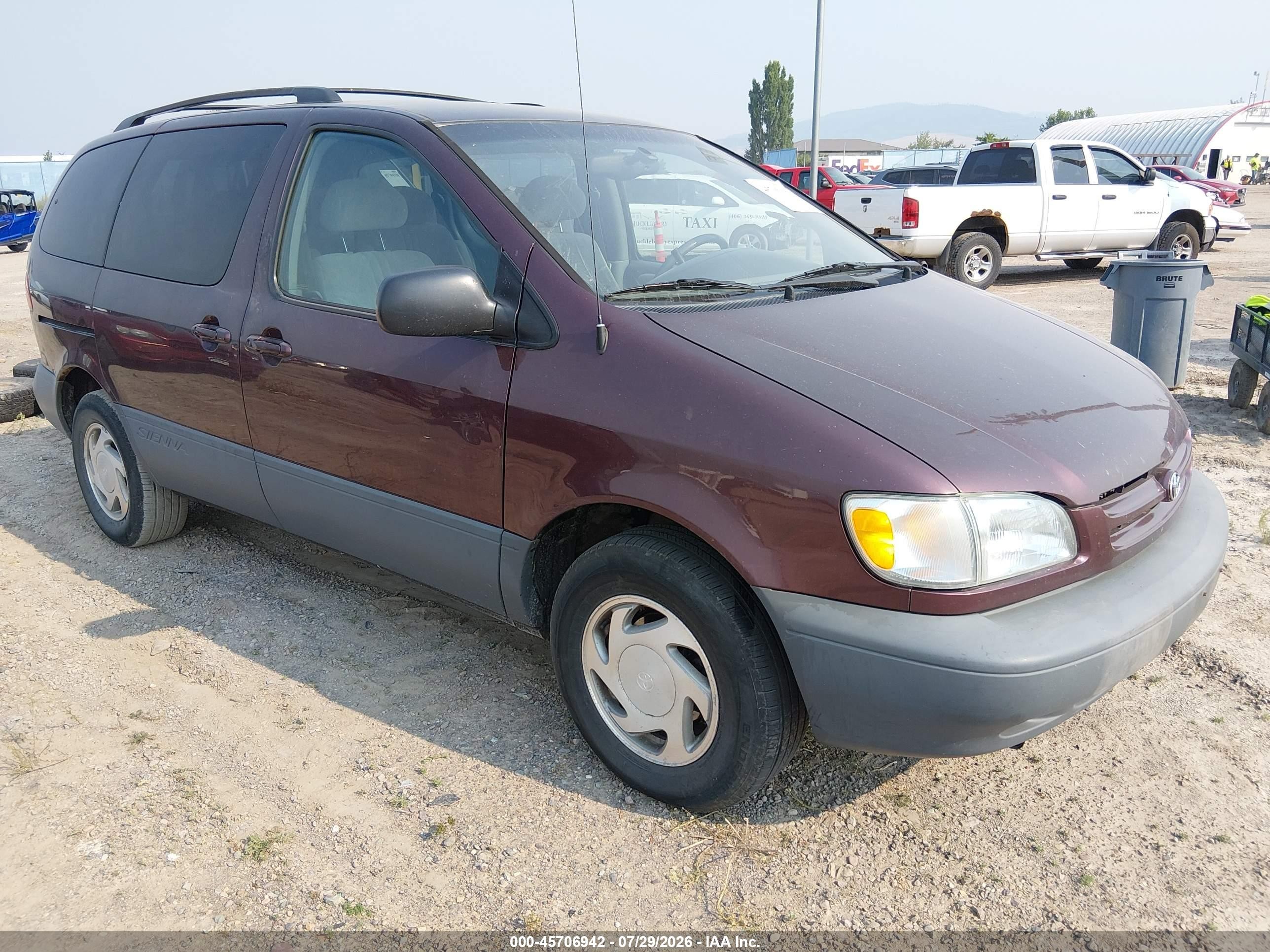 2000 Toyota Sienna Le Red vin: 4T3ZF13C1YU316743