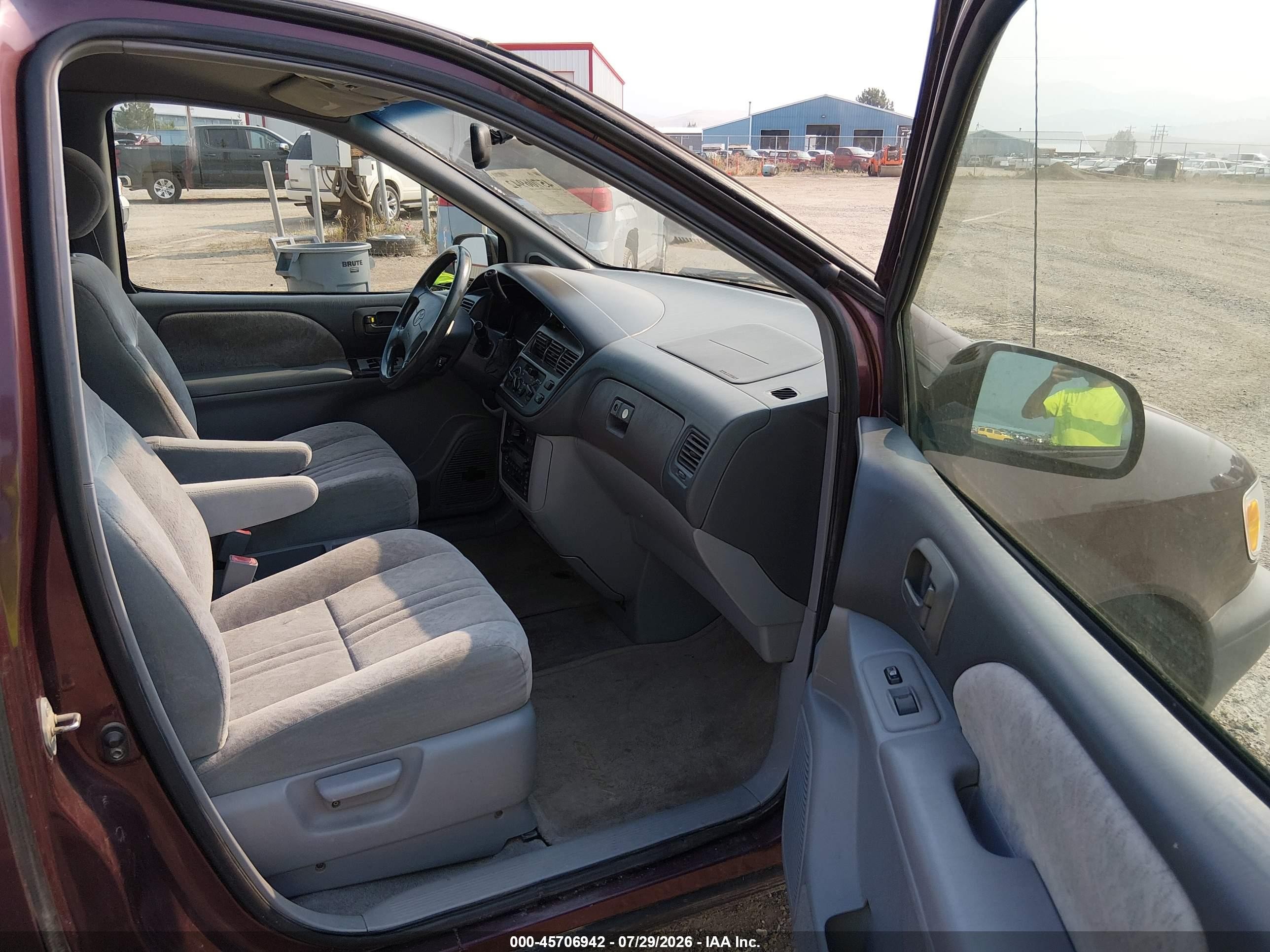2000 Toyota Sienna Le Red vin: 4T3ZF13C1YU316743