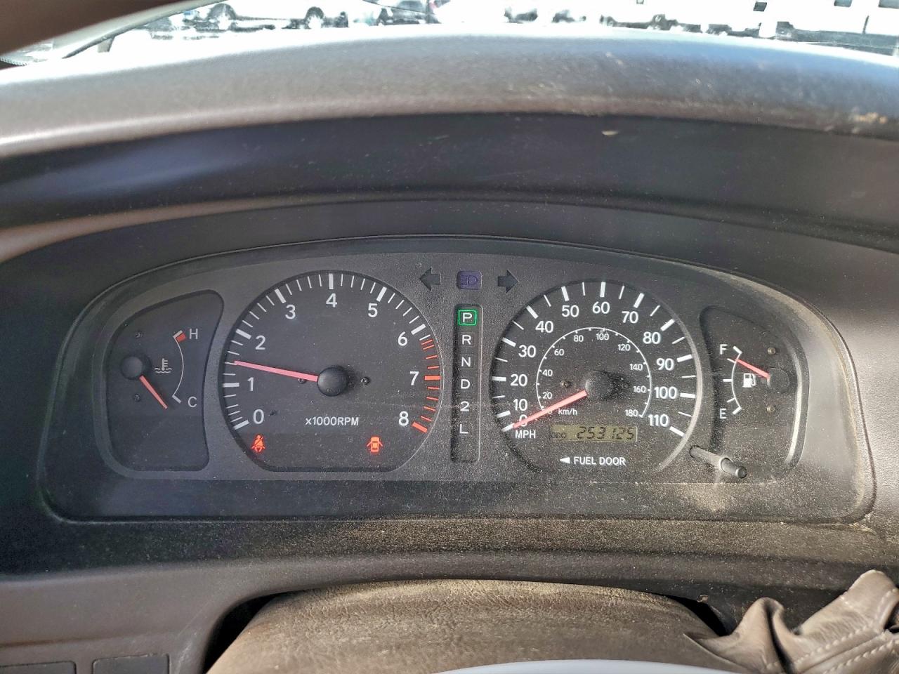 1998 Toyota Sienna Le Tan vin: 4T3ZF13C2WU003195