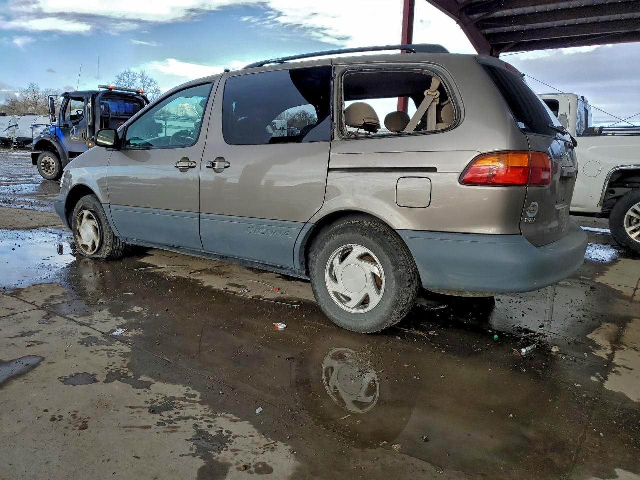 1998 Toyota Sienna Le Tan vin: 4T3ZF13C2WU003195