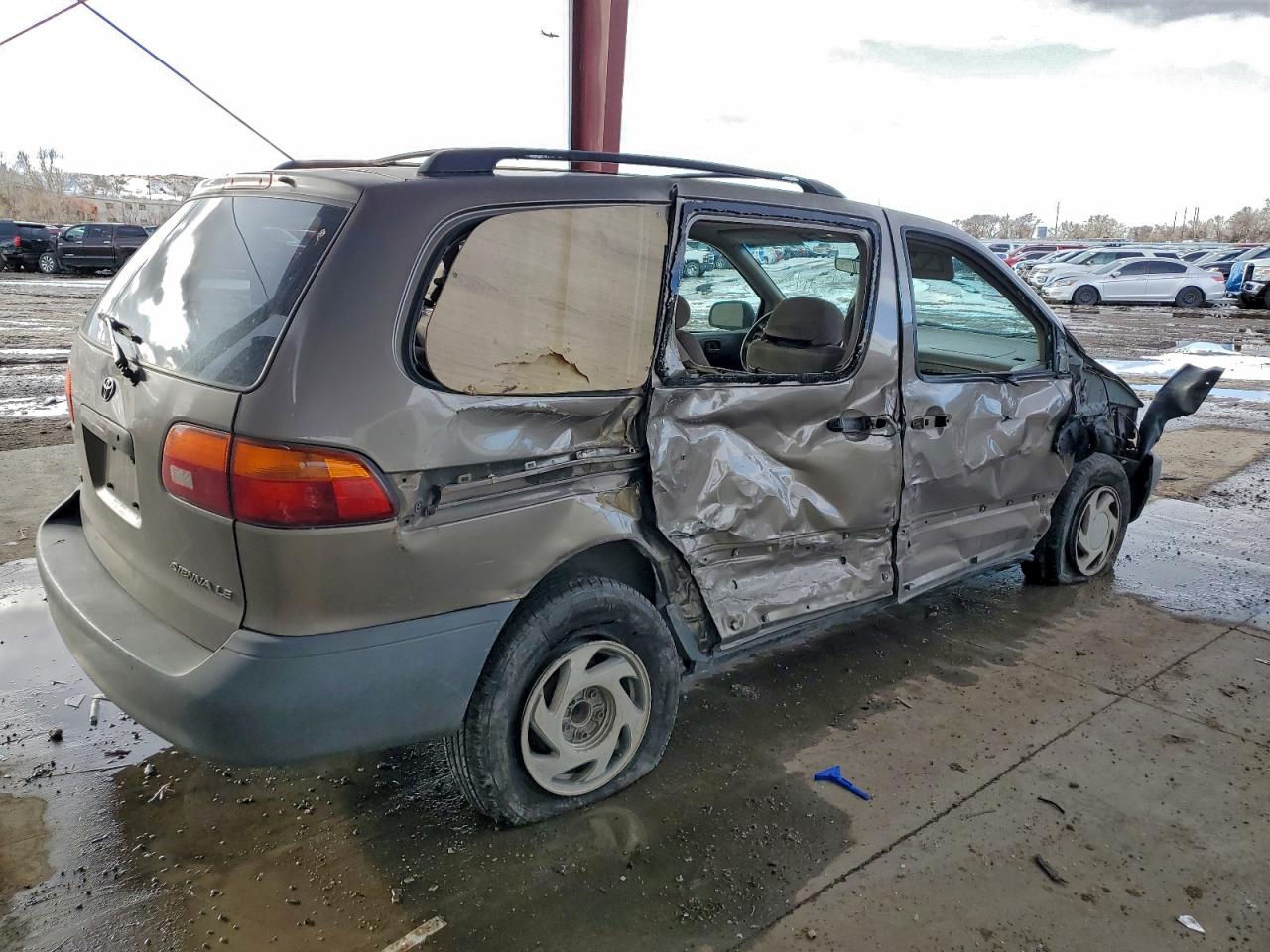 1998 Toyota Sienna Le Tan vin: 4T3ZF13C2WU003195