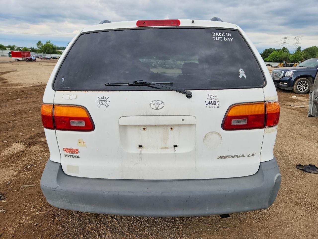 2000 Toyota Sienna Le White vin: 4T3ZF13C2YU246556