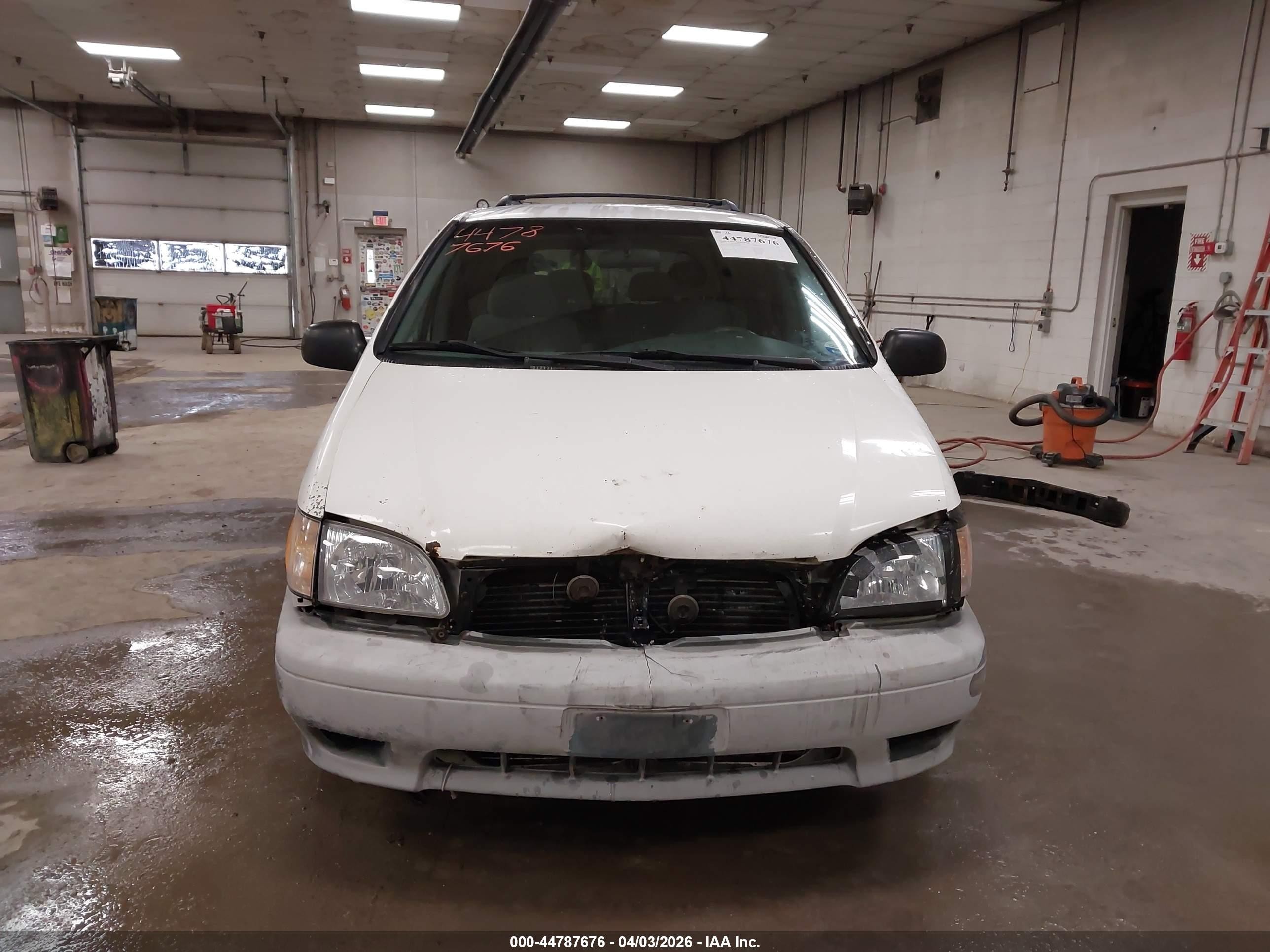 2001 Toyota Sienna Le White vin: 4T3ZF13C31U367800