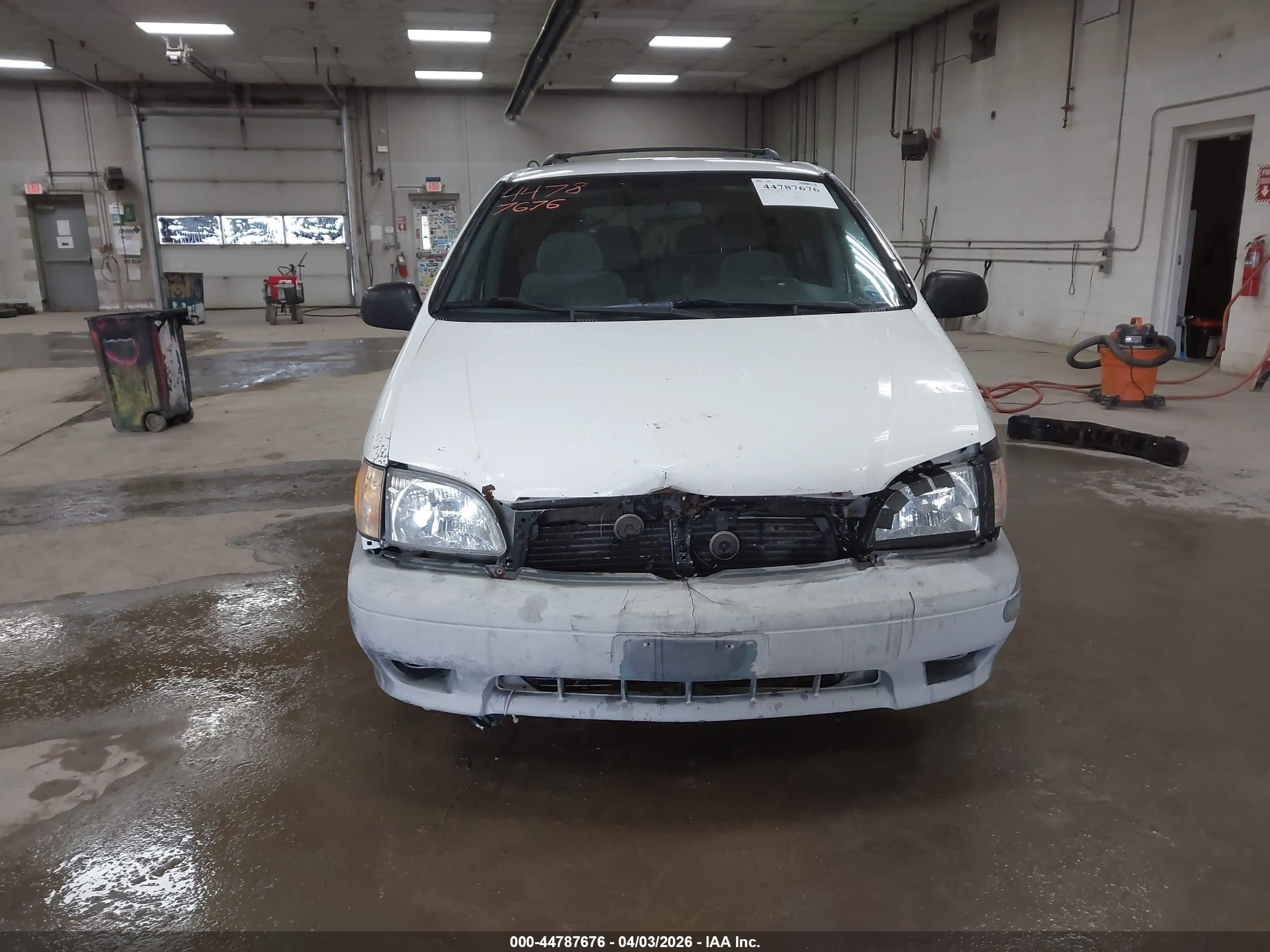 2001 Toyota Sienna Le White vin: 4T3ZF13C31U367800