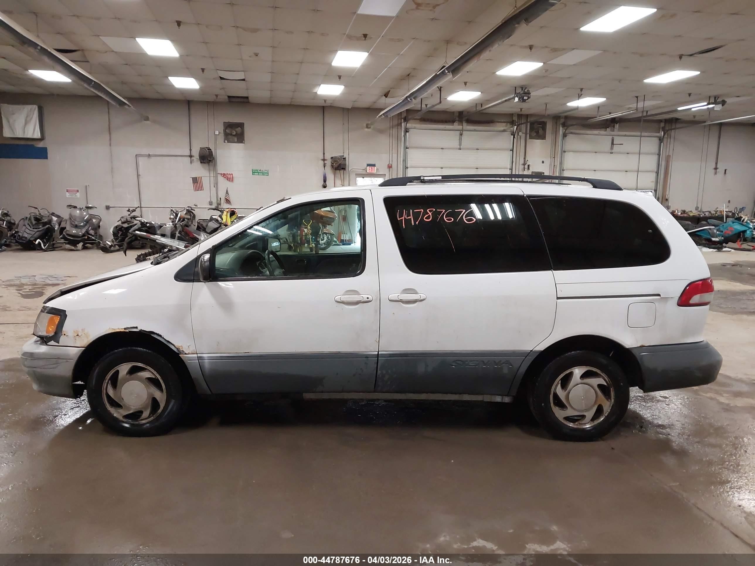 2001 Toyota Sienna Le White vin: 4T3ZF13C31U367800